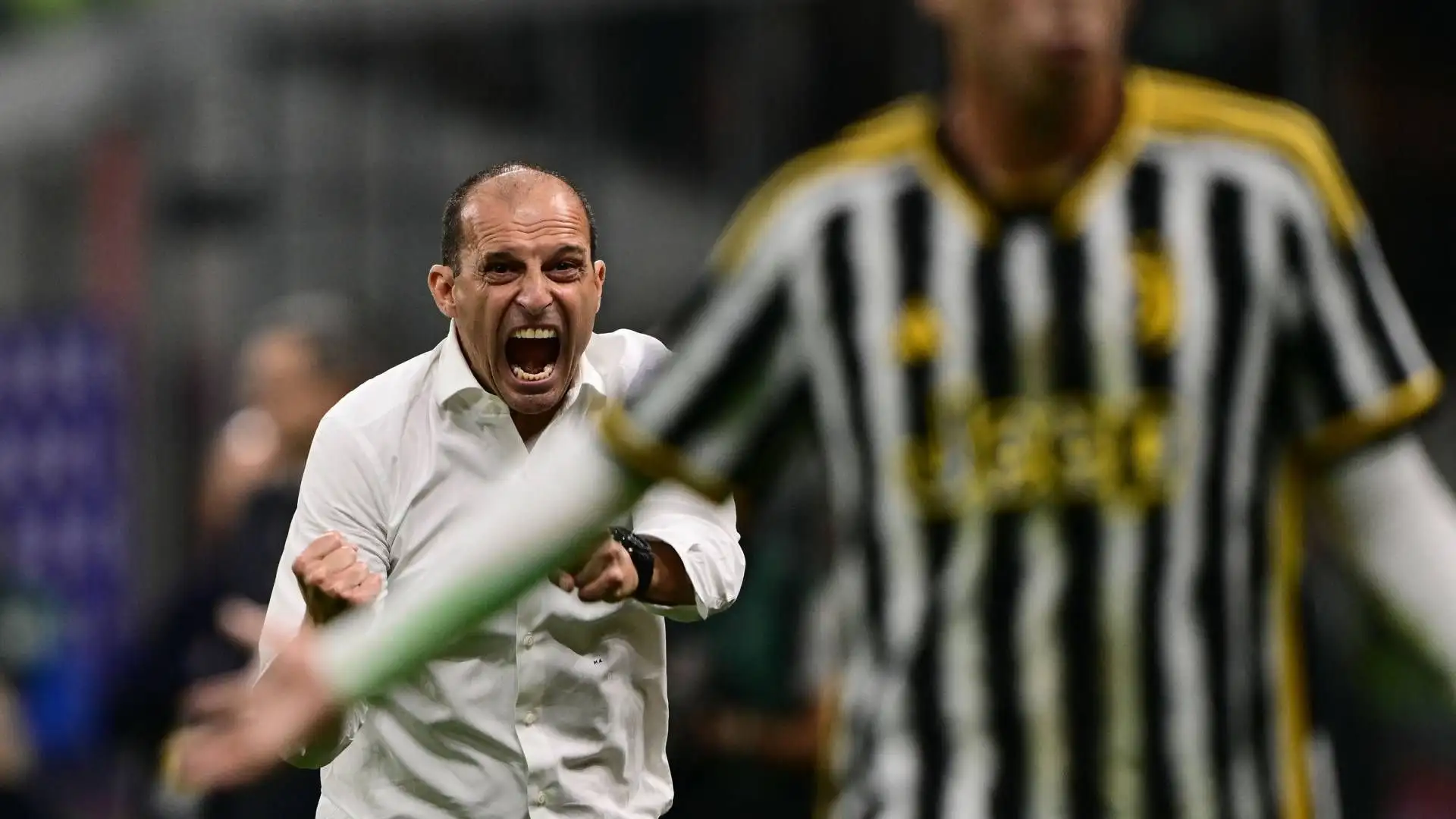 L'allenatore della Juventus si è sfogato, calciando via una bottiglietta 