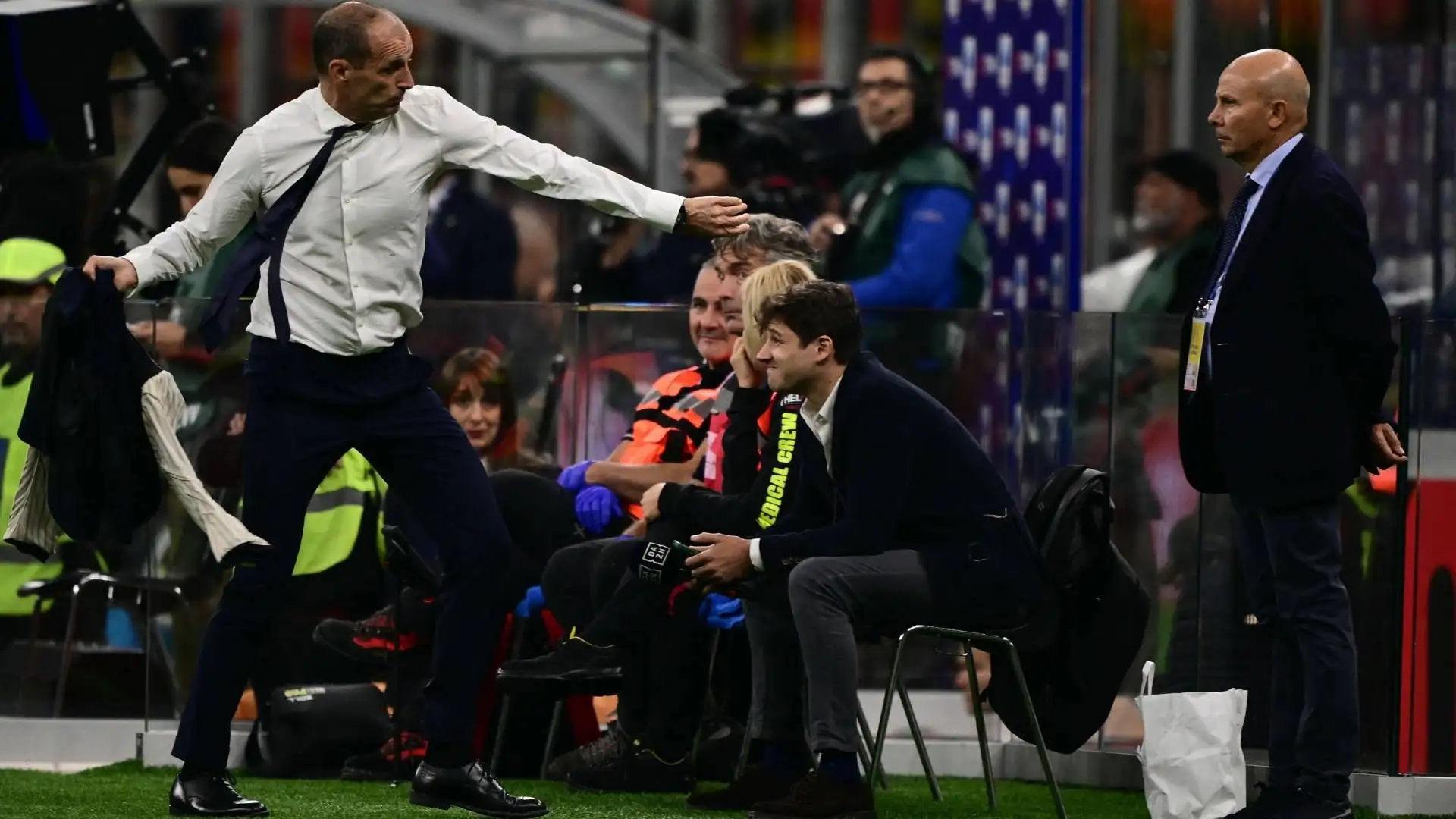 L'arbitro Maurizio Mariani lo ha così ammonito 