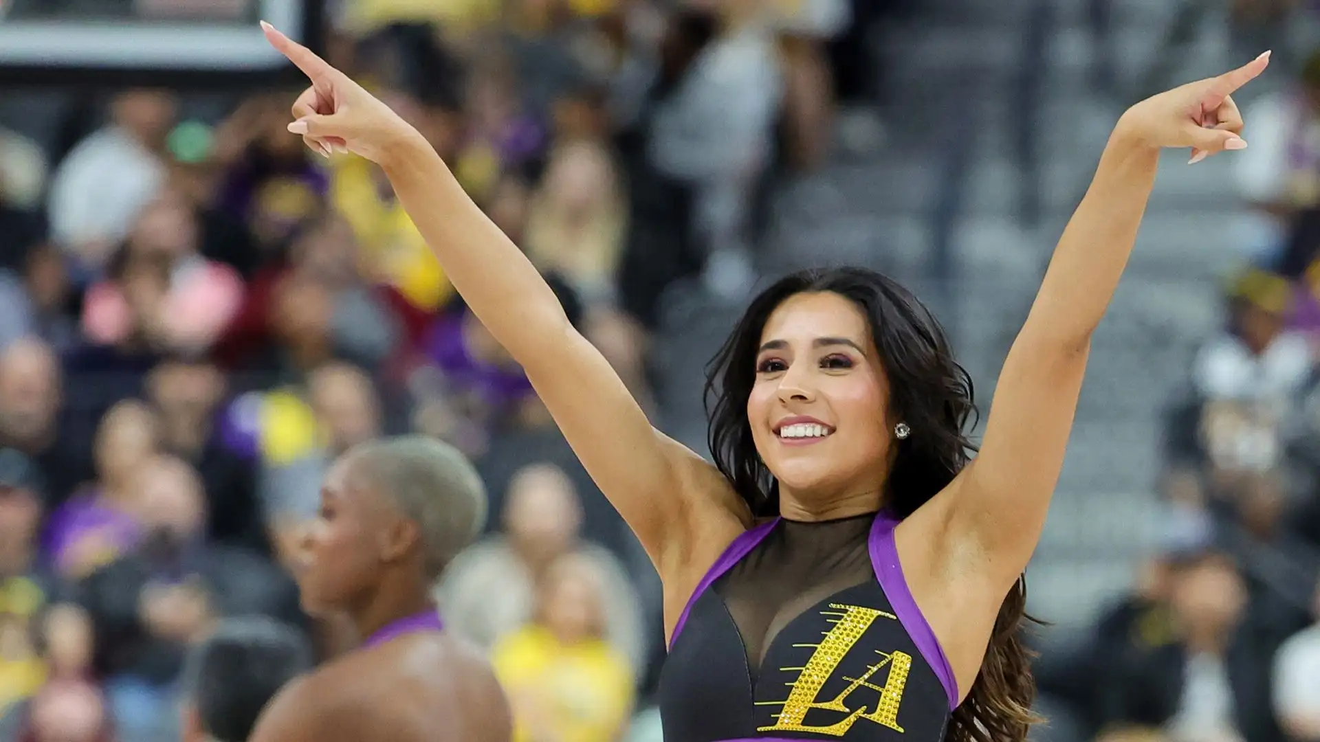 Le donne cominciarono a entrare nelle squadre di cheerleading nel 1923