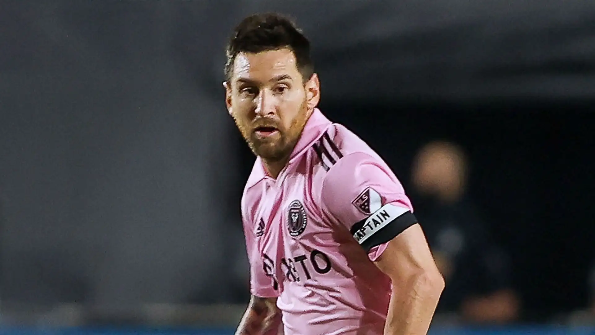 L'attaccante argentino ha così beffato Haaland, vincitore del Treble con il Manchester City: il suo trionfo farà discutere, e in tanti sui social si sono già detti contrari