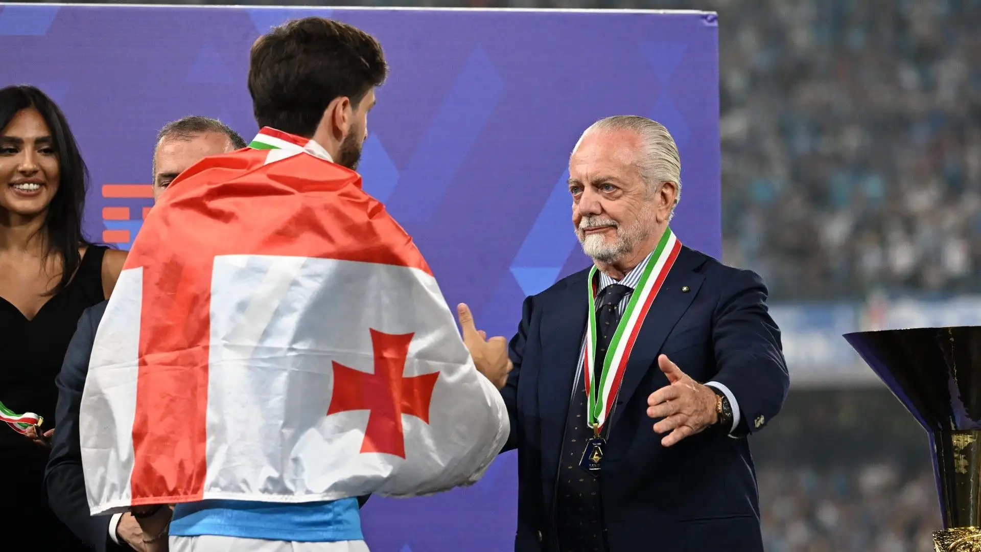 In questo modo, il presidente del club campione d'Italia spera di dare il suo contributo per la svolta
