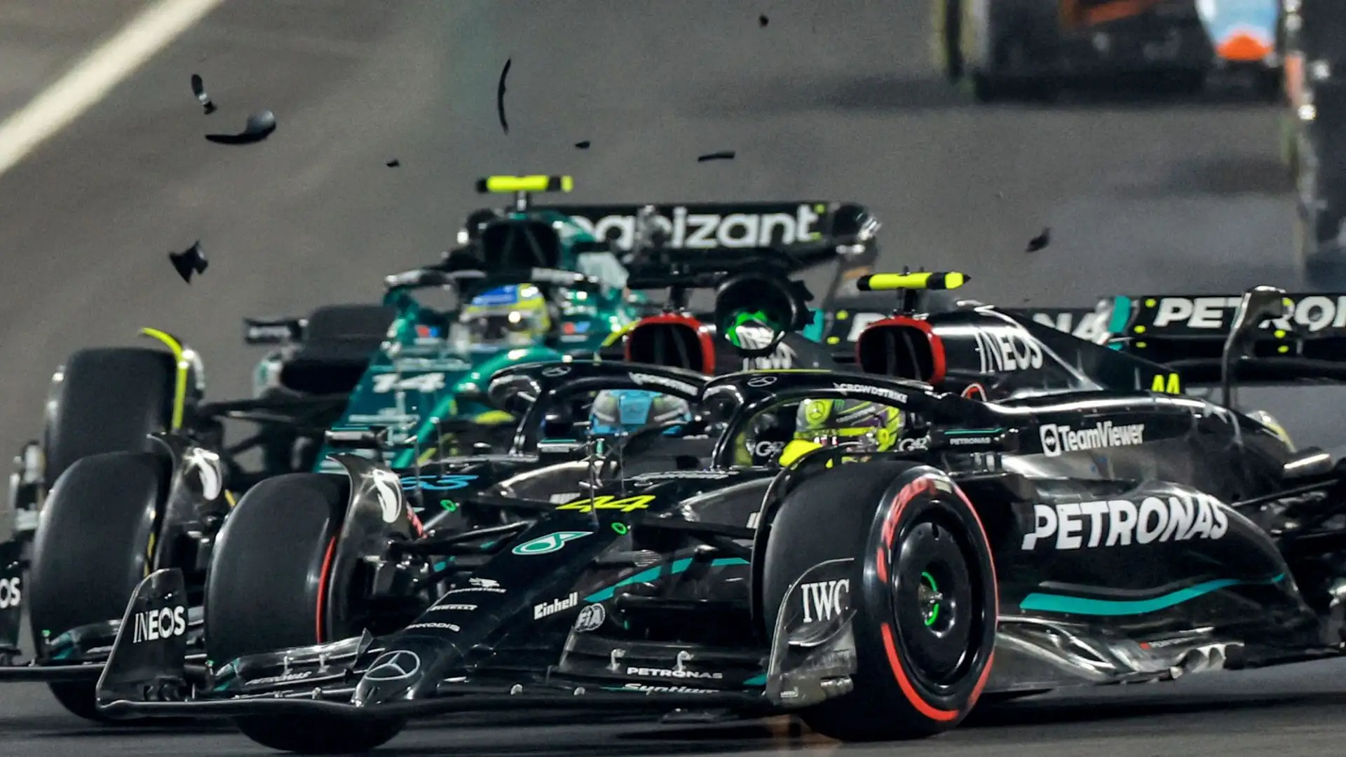 Al via c'è stato un contatto tra i due piloti Mercedes: ad avere la peggio è stato Lewis