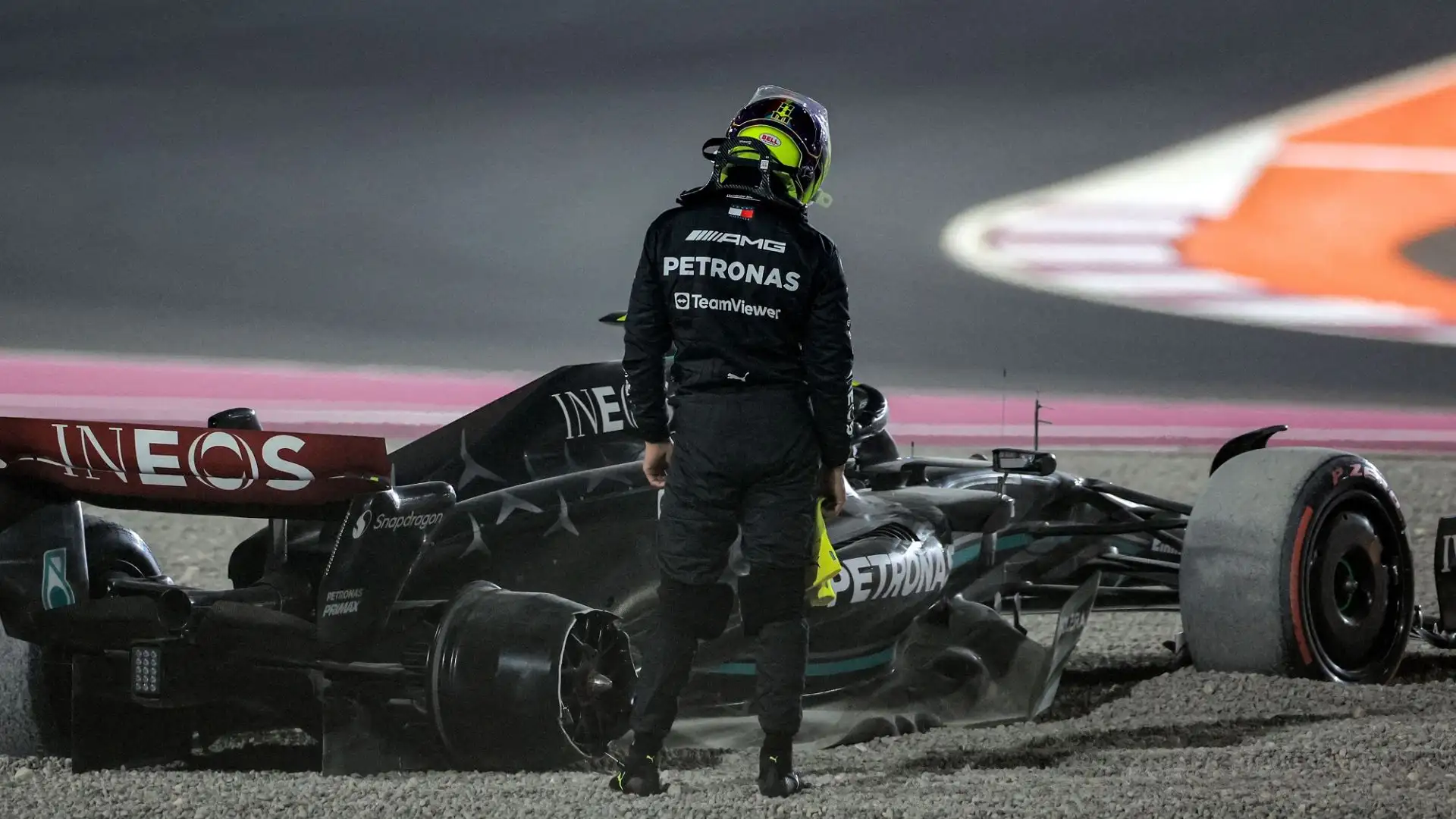 Hamilton stava tentando di superare George Russell all'esterno, e i due si sono toccati