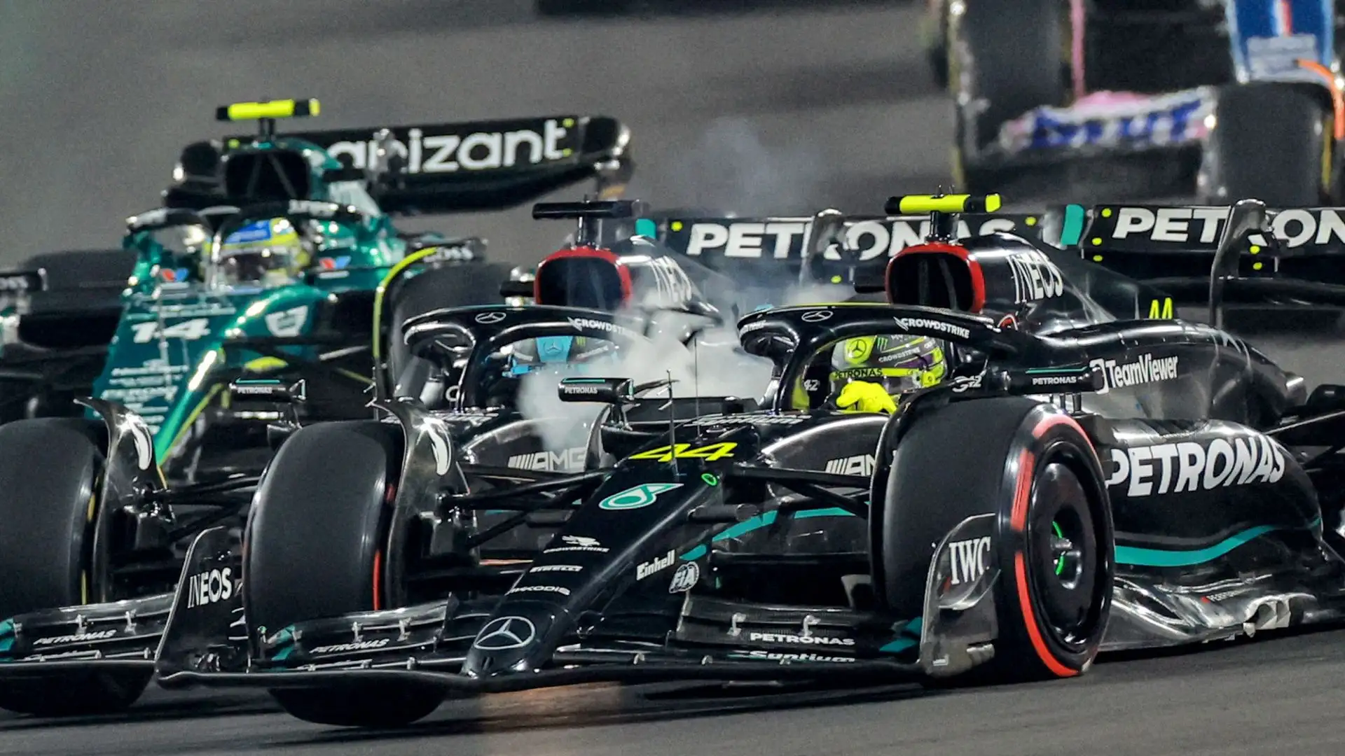 La monoposto del sette volte campione del mondo è andata distrutta, mentre Russell ha ripreso la sua gara regolarmente