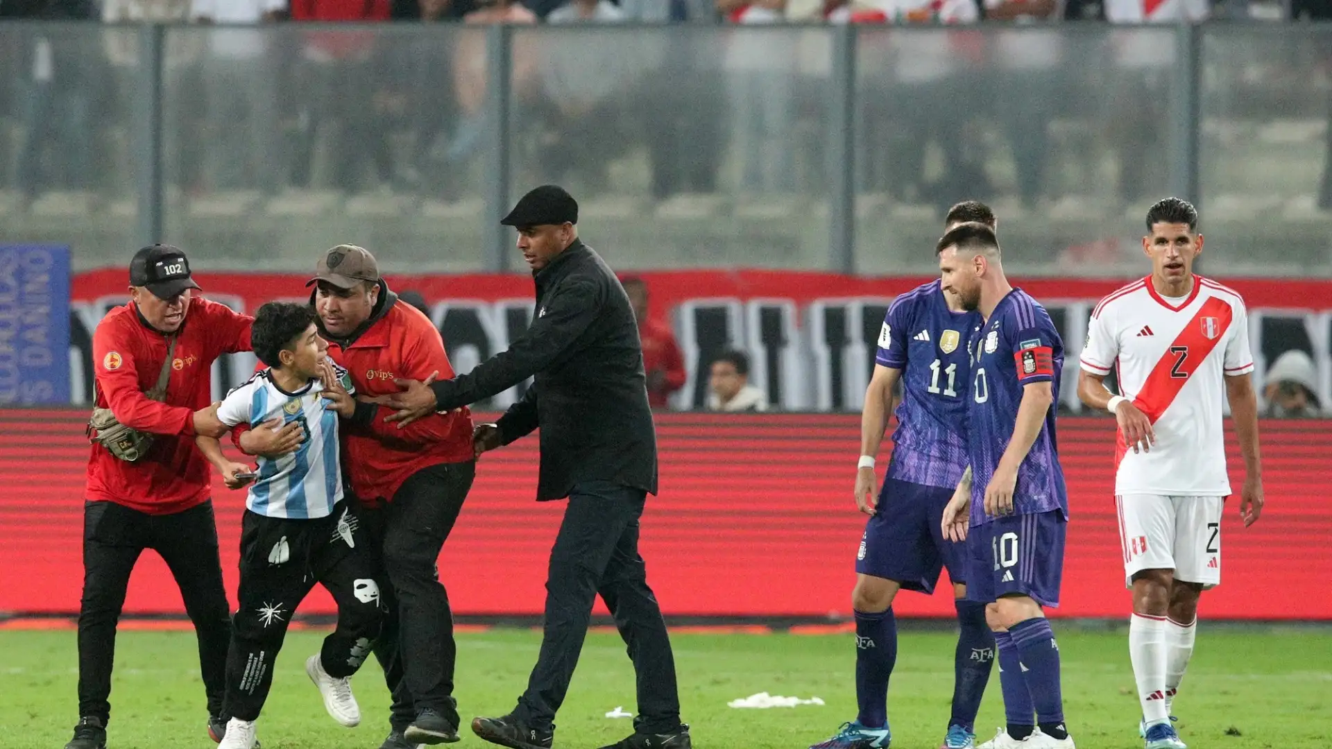 Durante il match, un piccolo invasore di campo ha cercato di raggiungere Messi