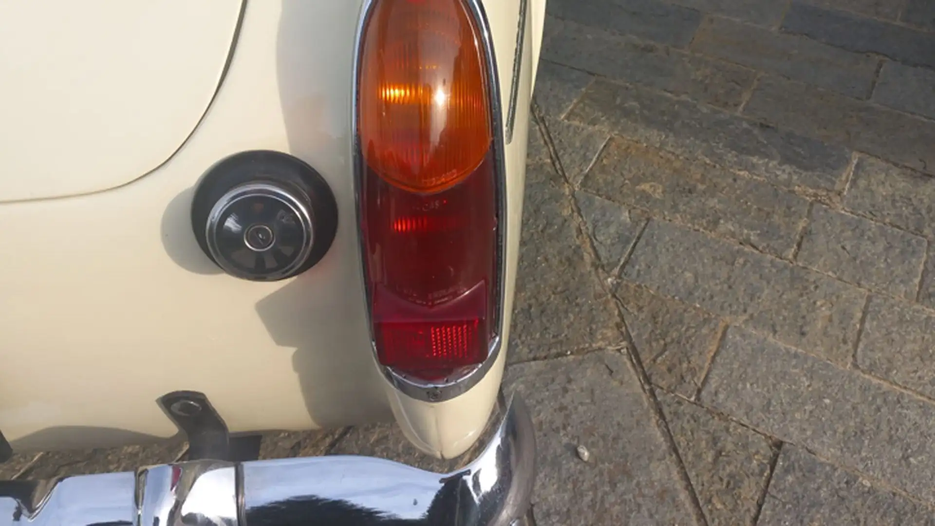 Il tappo della benzina è posizionato sulla parte posteriore dell'auto