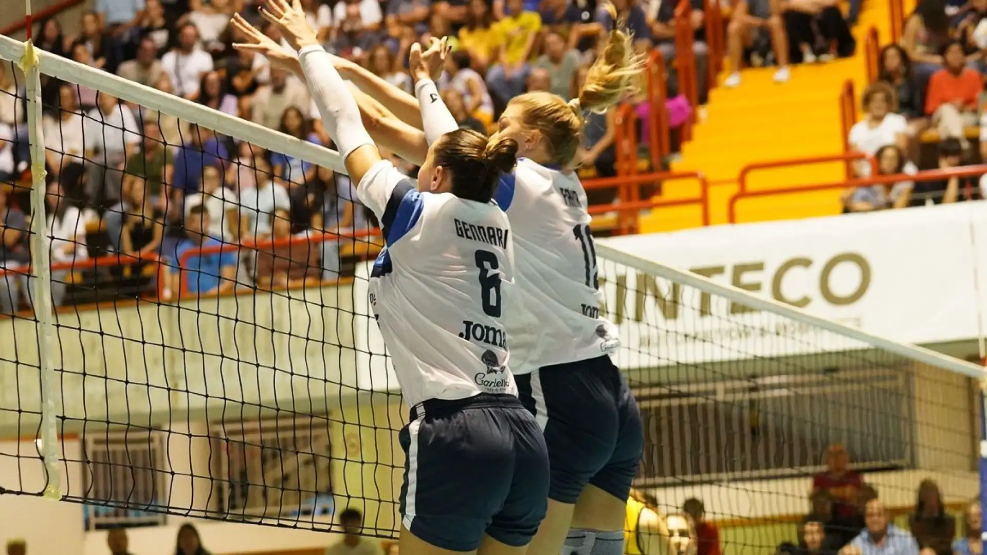 Il muro consiste in un salto che si combina all'innalzamento delle braccia tese in alto, in modo tale da formare, con le mani, un piano di respinta del pallone verso il campo avversario.