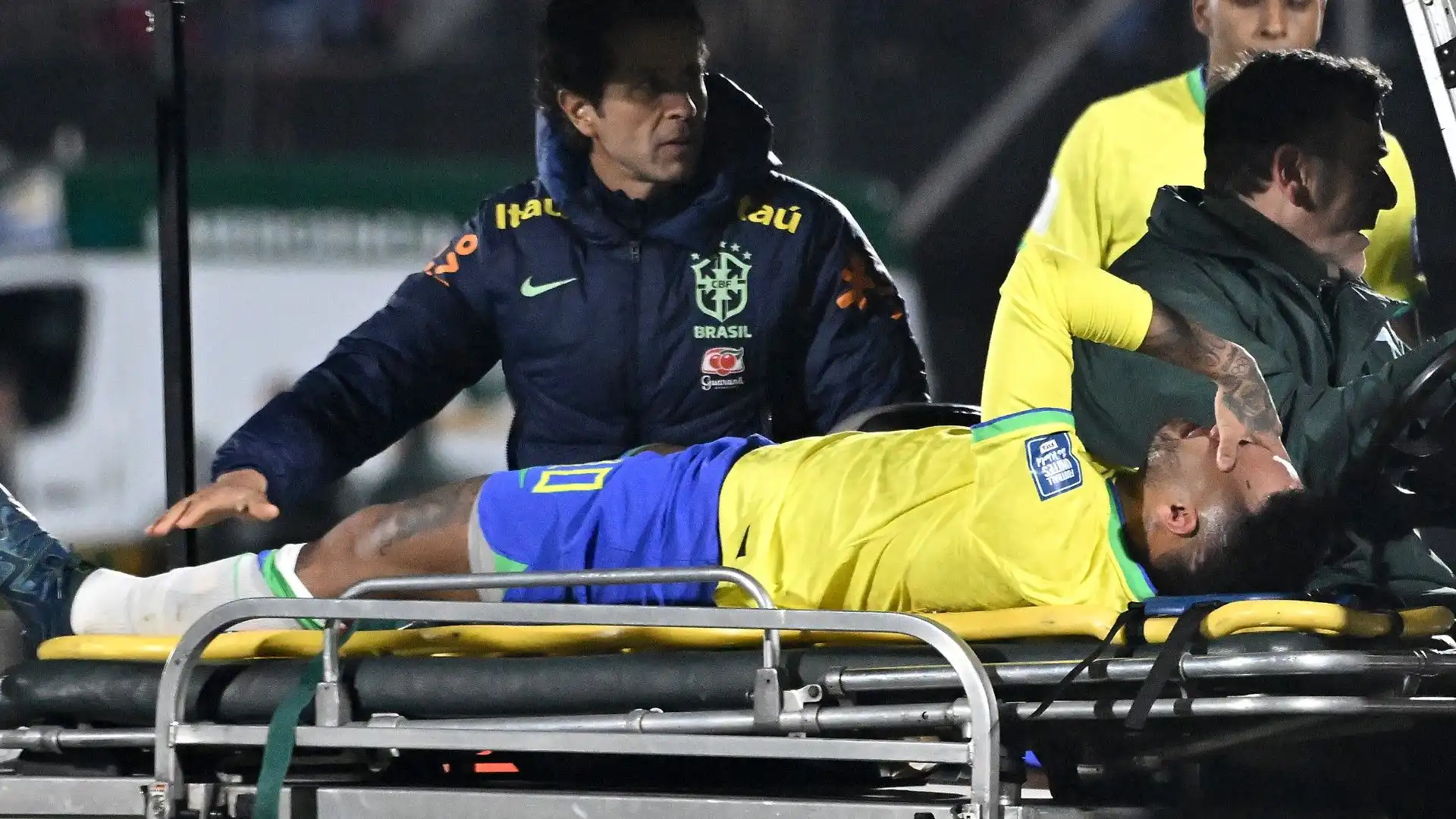 Mazzata su Neymar: ginocchio sinistro distrutto