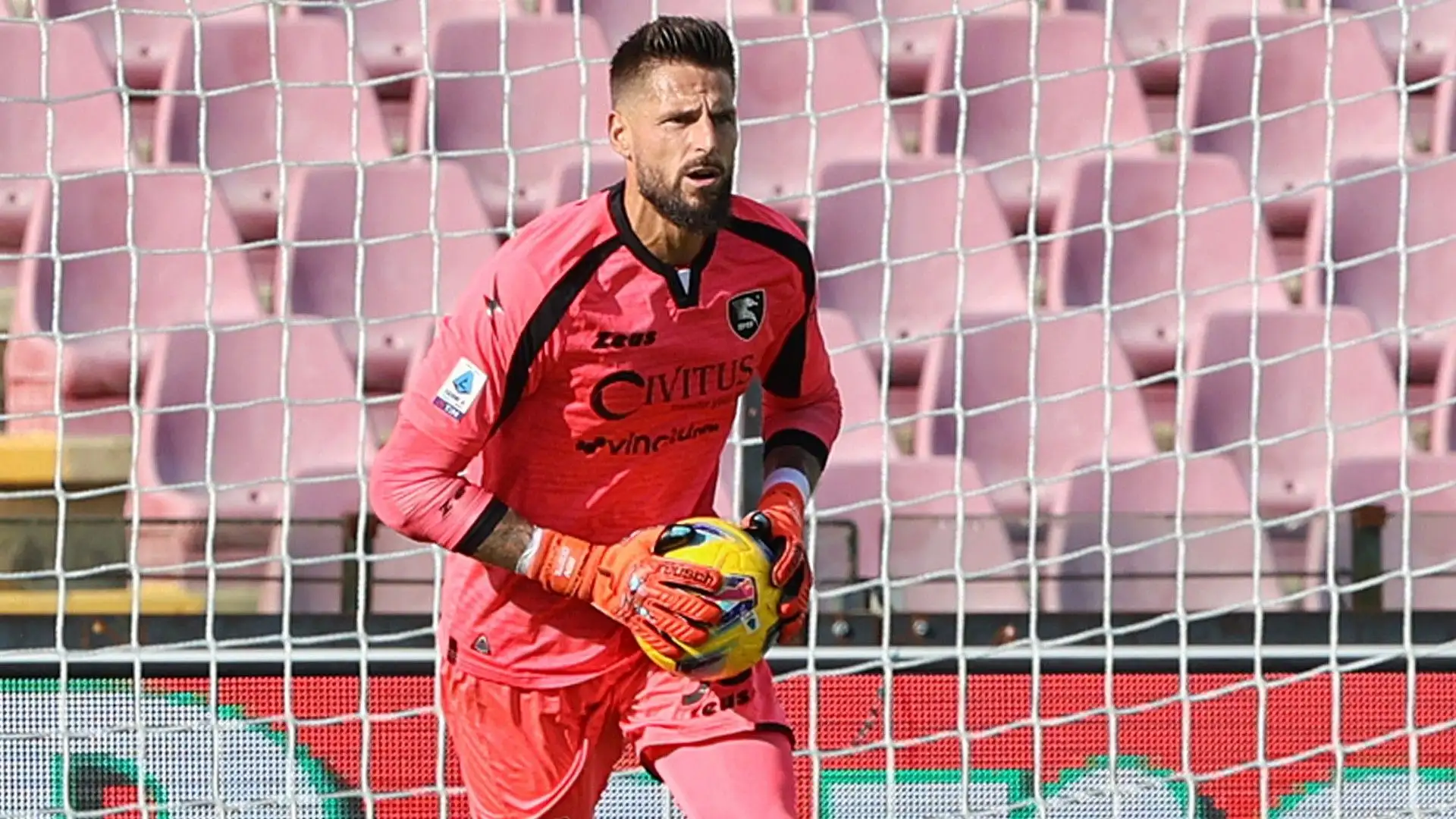 Benoit Costil assomiglia incredibilmente al bomber del Milan
