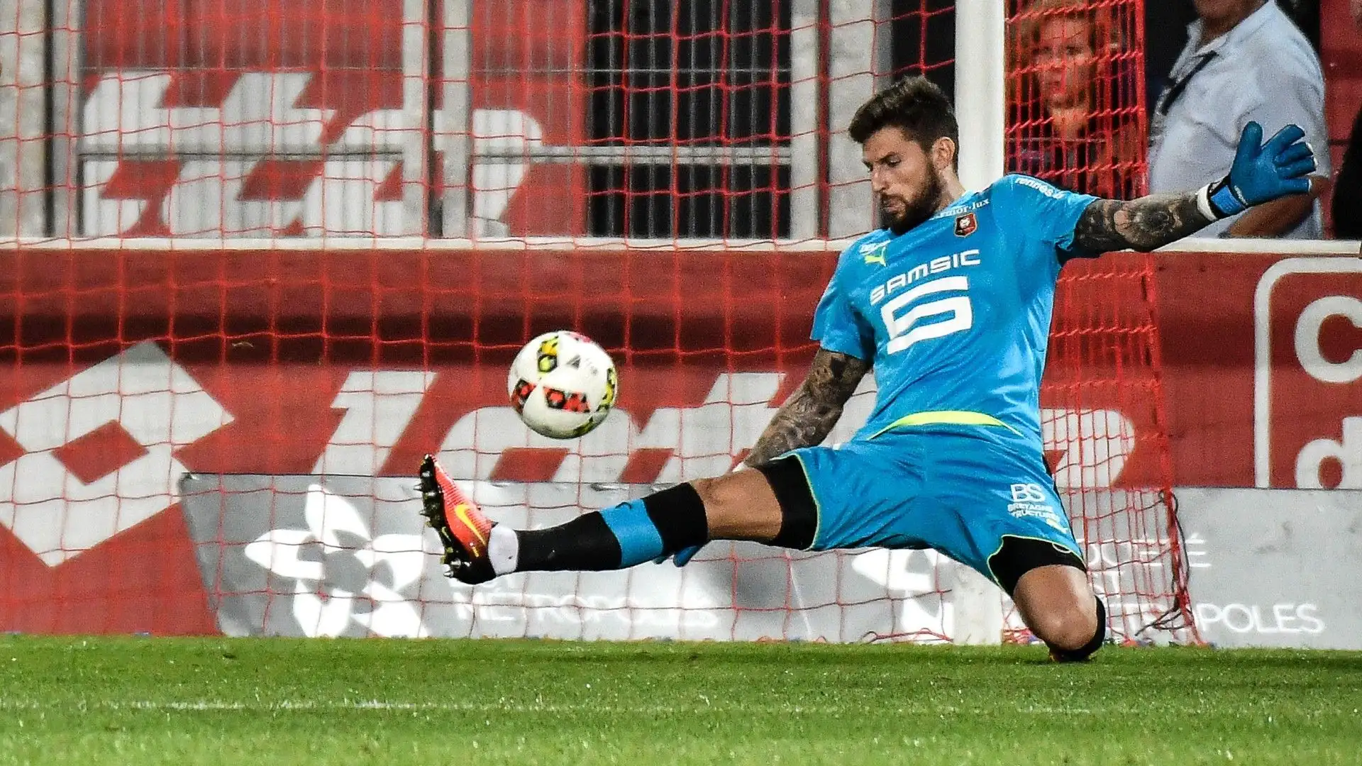 La somiglianza con Olivier Giroud è incredibile
