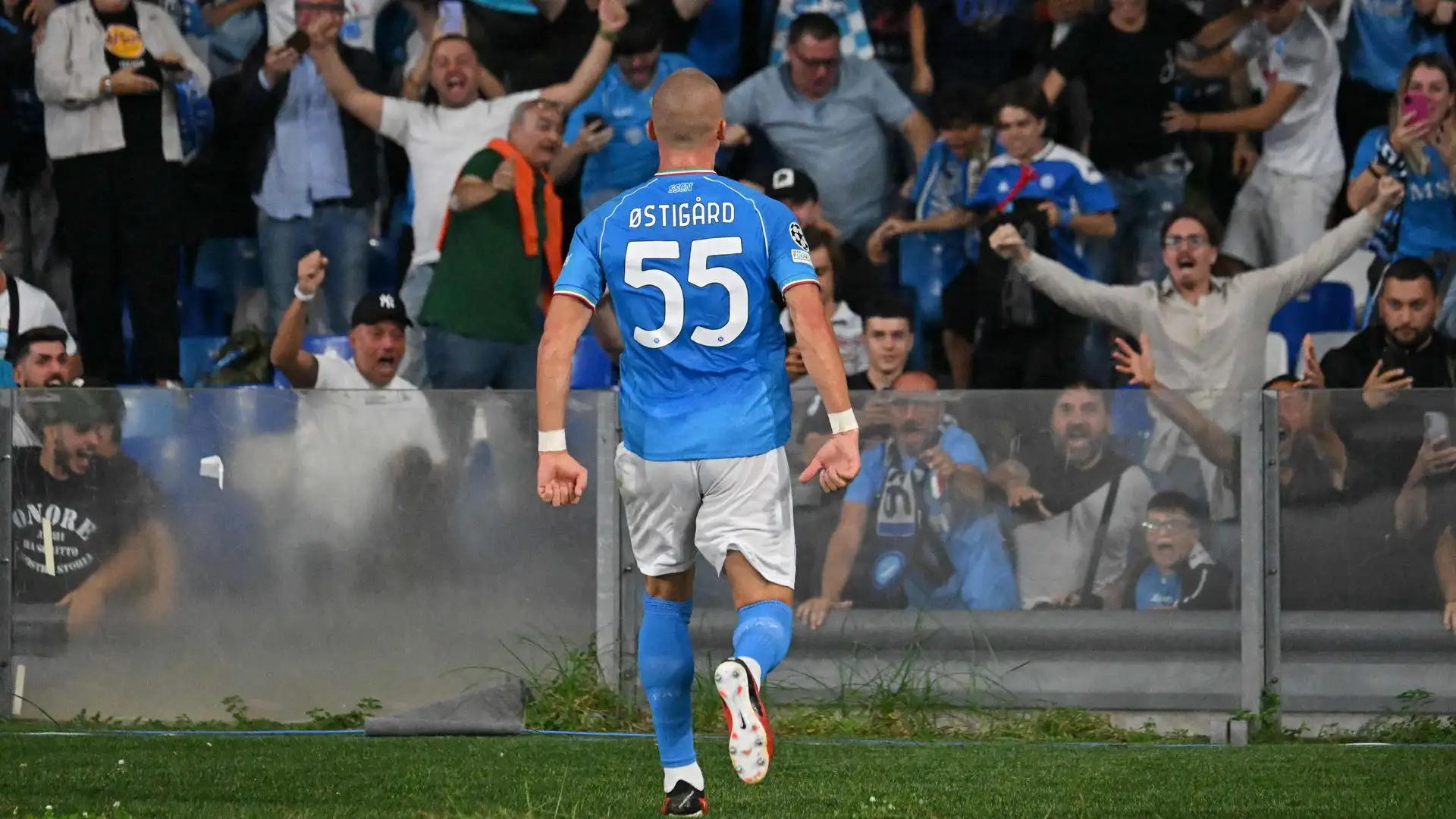 E' corso a ricevere l'applauso dei caldissimi tifosi partenopei