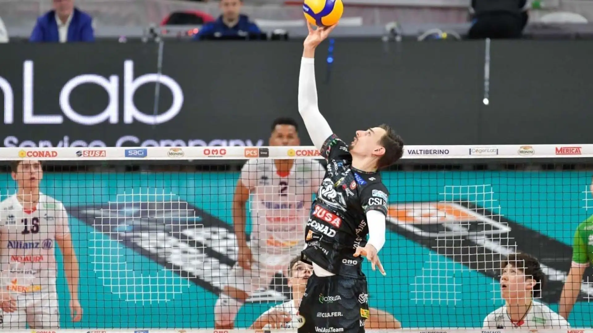 Sul 1° tempo si palleggia a distanza molto ravvicinata, usando molto le dita e pochissimo le braccia.