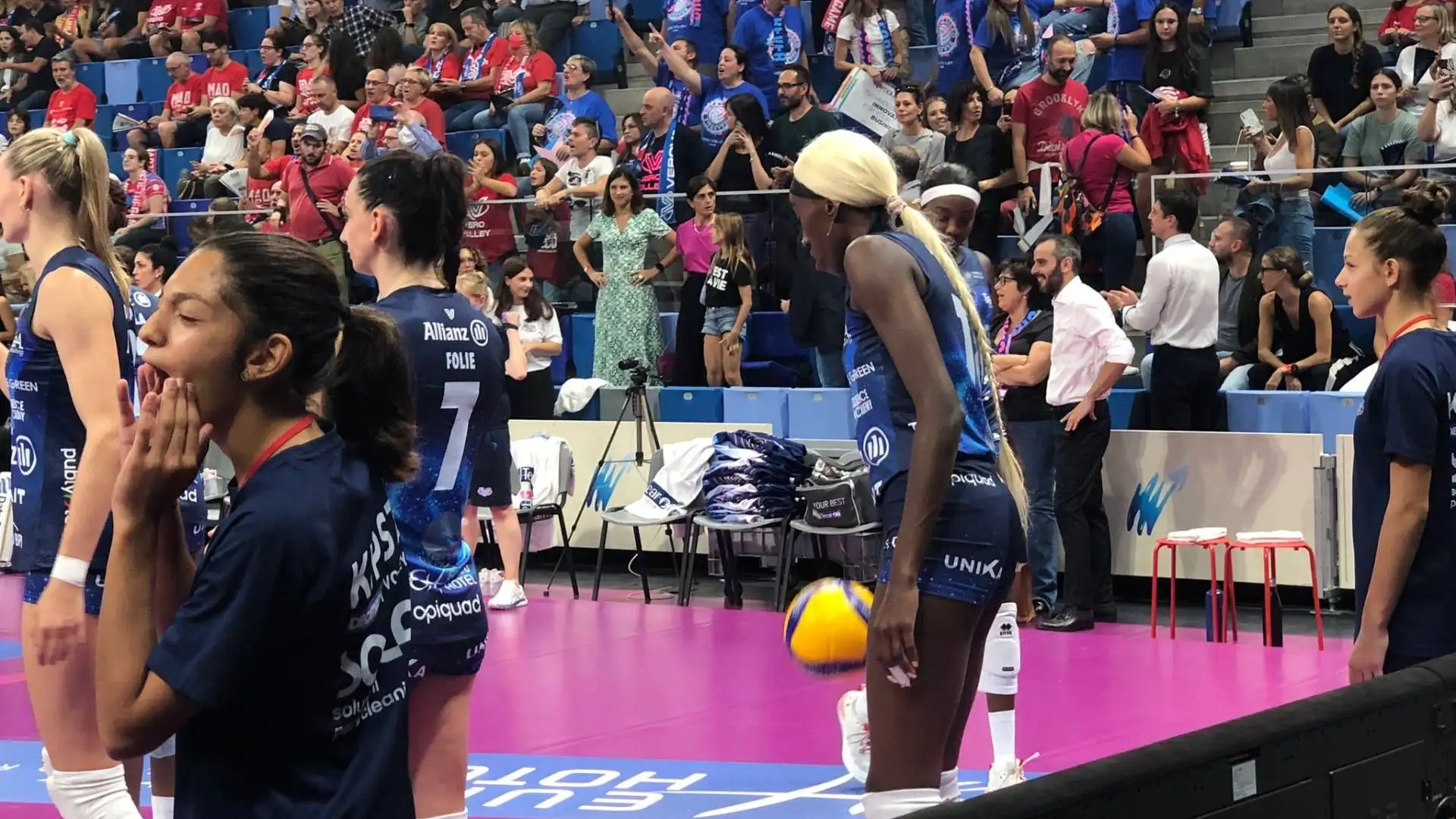 Il primo set è stato il più combattuto e si è chiuso sul 25-21