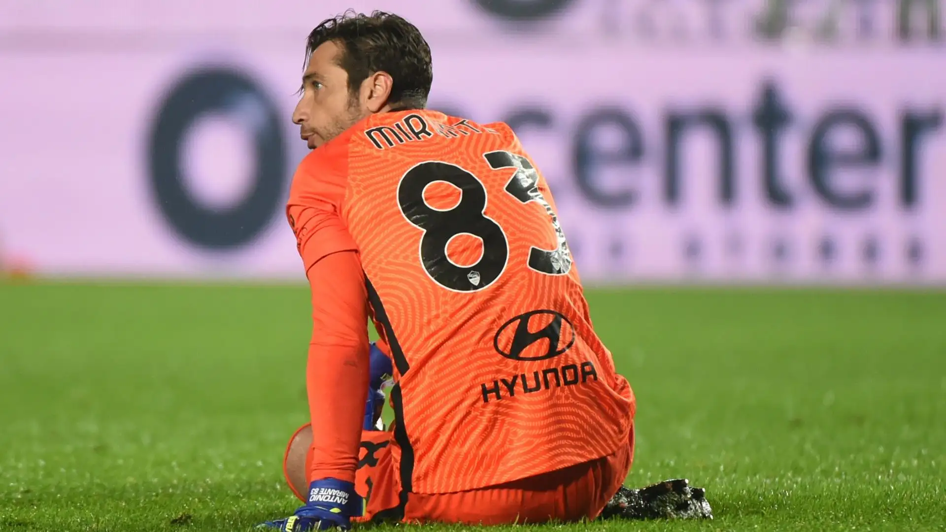 Antonio Mirante non gioca 90' da aprile 2021, quando ancora vestiva la maglia della Roma
