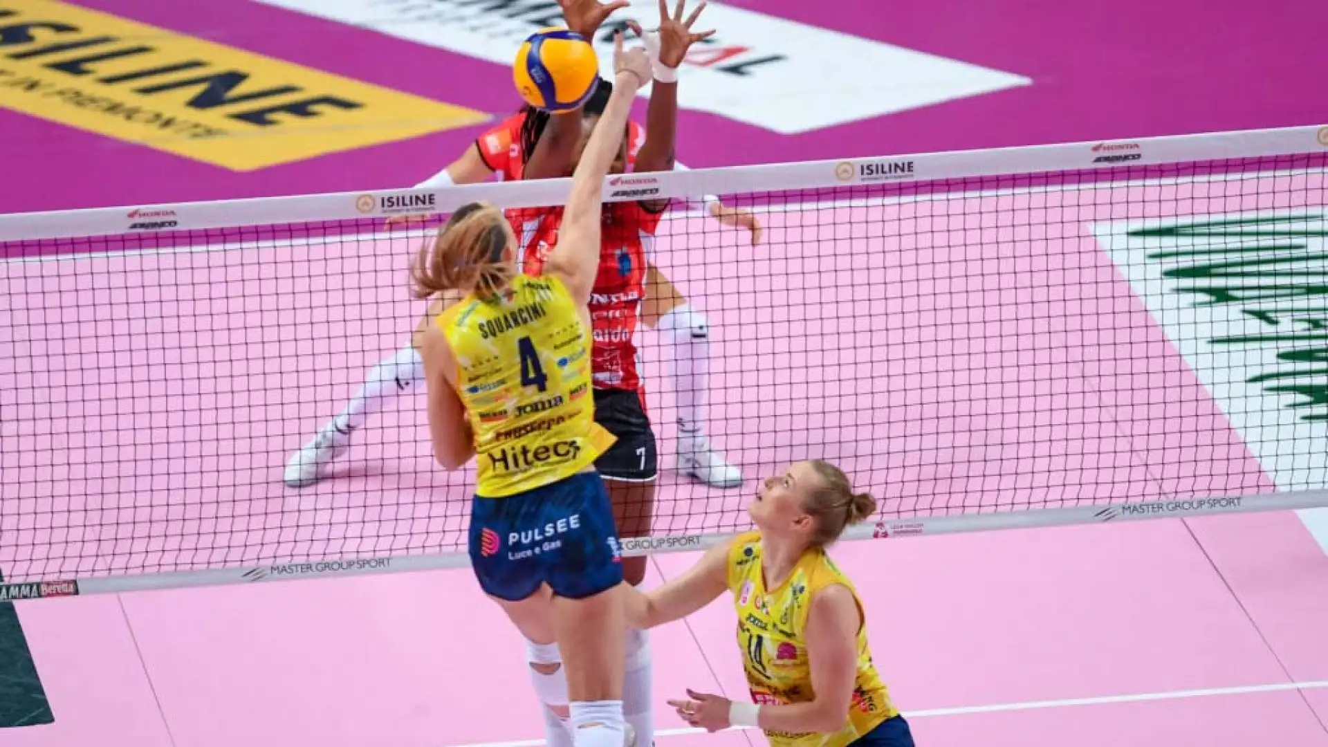 Isabella Haak continua a martellare dando spettacolo in battuta nell’avvio del terzo set.