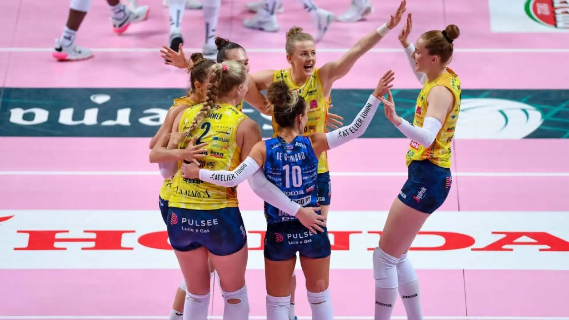 Chiude Haak (17 punti, 5 aces, 1 muro, sarà eletta MVP).