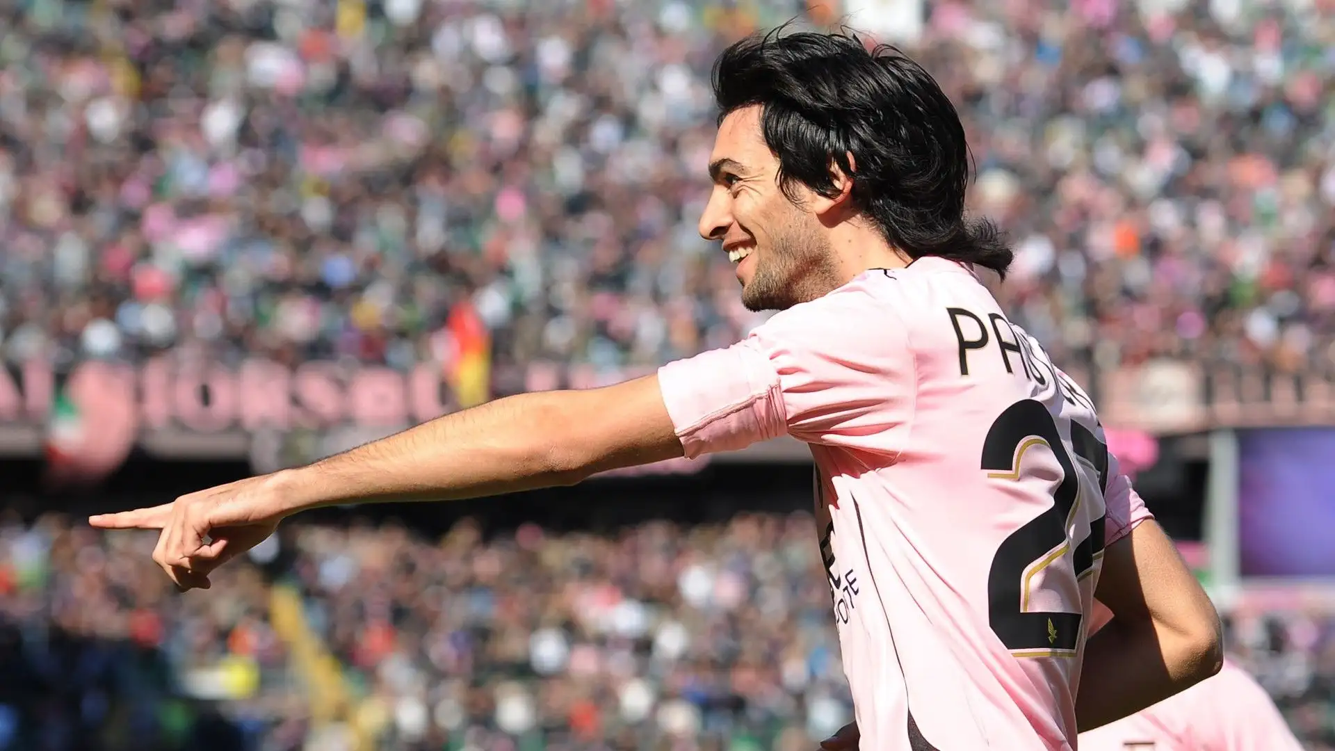 Dopo le ottime prestazioni sfoggiate in maglia rosanero, il PSG l'ha acquistato nel 2011 per oltre 40 milioni di euro
