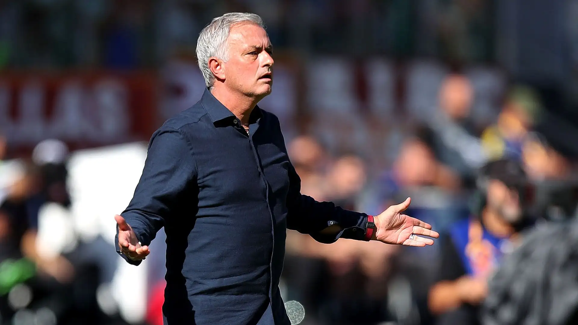 In panchina Mourinho è particolarmente agitato