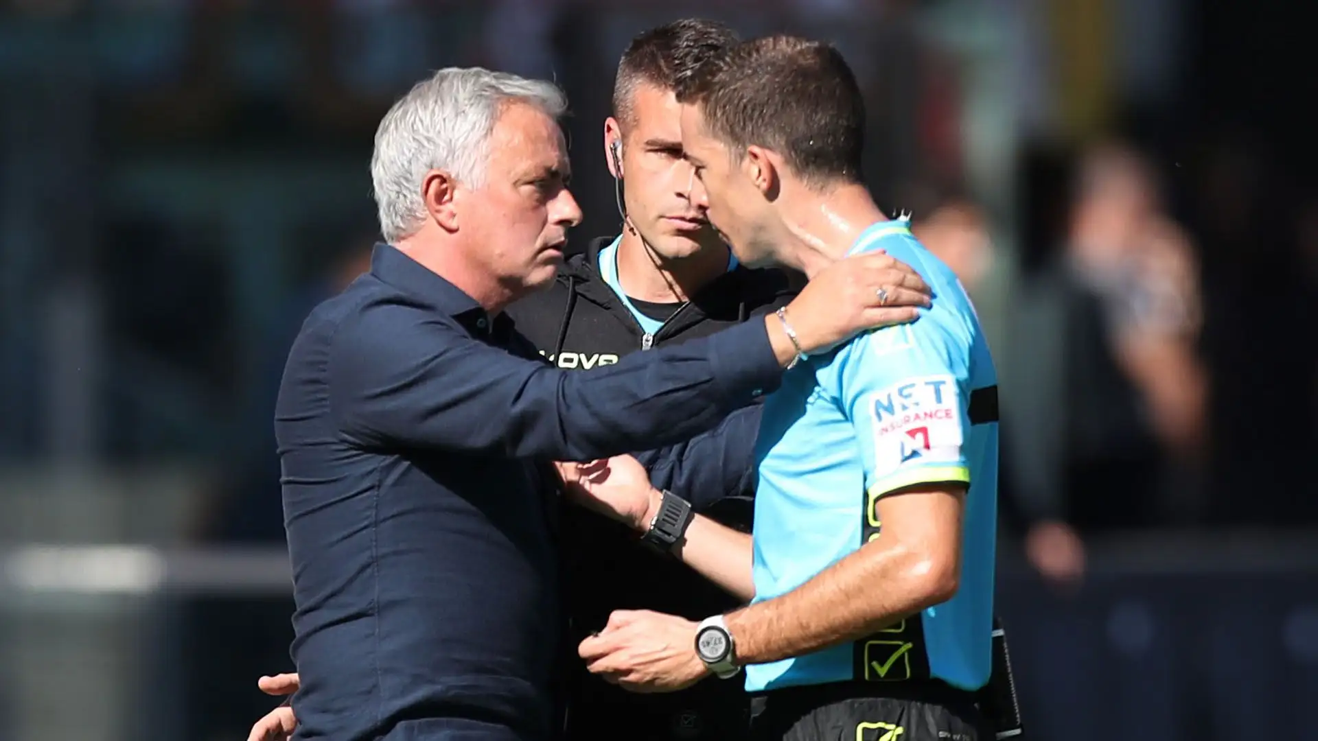 Lo Special One ha più di un confronto con l'arbitro Ayroldi: nel secondo tempo verrà espulso dopo aver urlato alla panchina del Monza "piangete e parlate". Salterà il match con l'Inter
