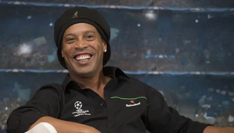 Milan, Ronaldinho e la sua personale idea su Rafael Leao