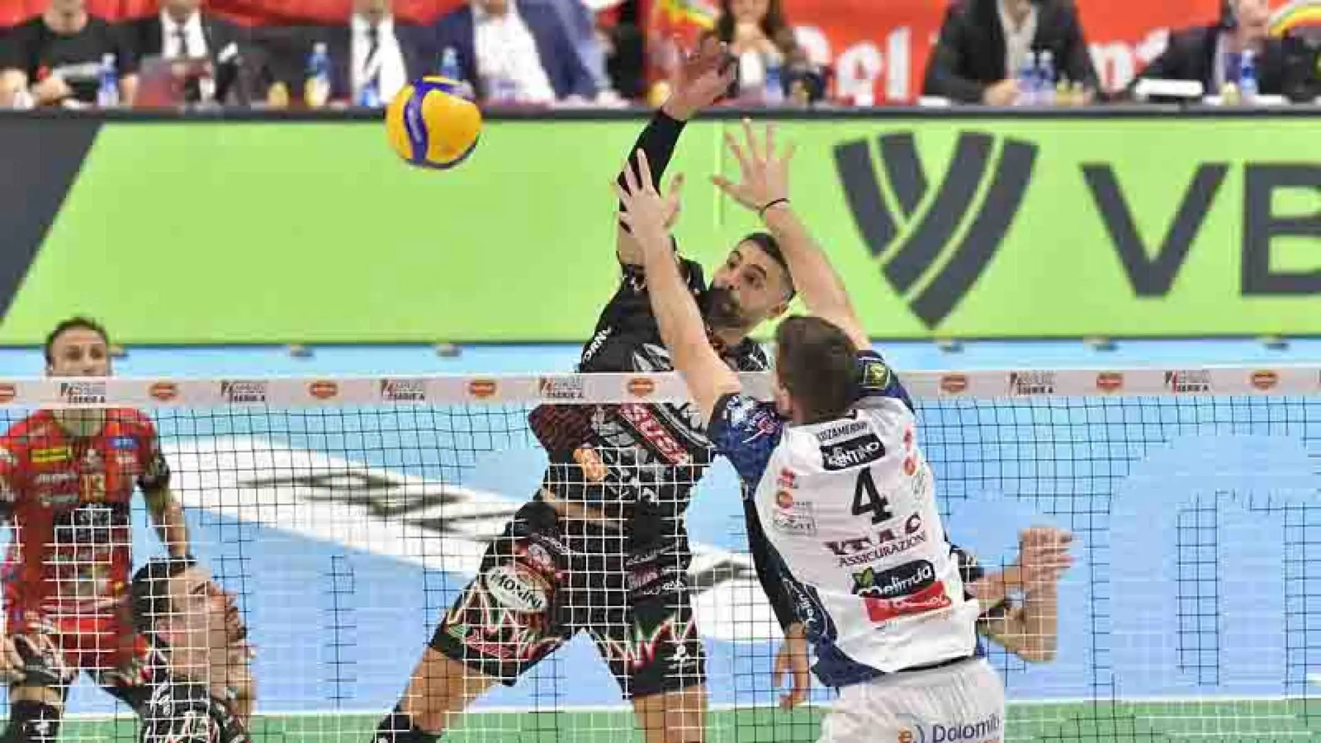 Perugia alza il livello del servizio e della ricezione e consente a Giannelli (2 punti a referto per il regista bolzanino) di variare il gioco e di trovare soluzioni diverse in fase di sideout. 