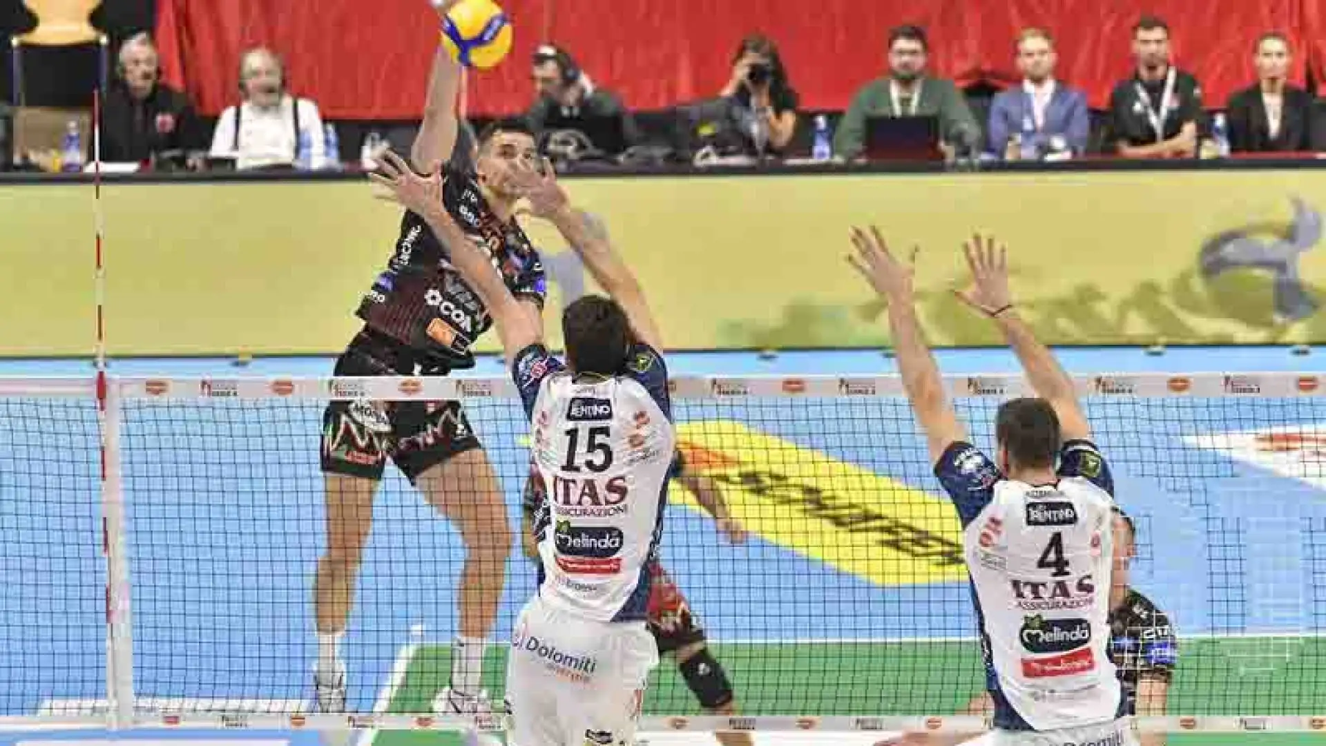Con Trento a tratti spaventosa a muro (13 i vincenti alla fine), Perugia trova nella ricezione (58% di squadra con un Colaci strepitoso al 79% di positiva) e nel servizio i fondamentali vincenti. 