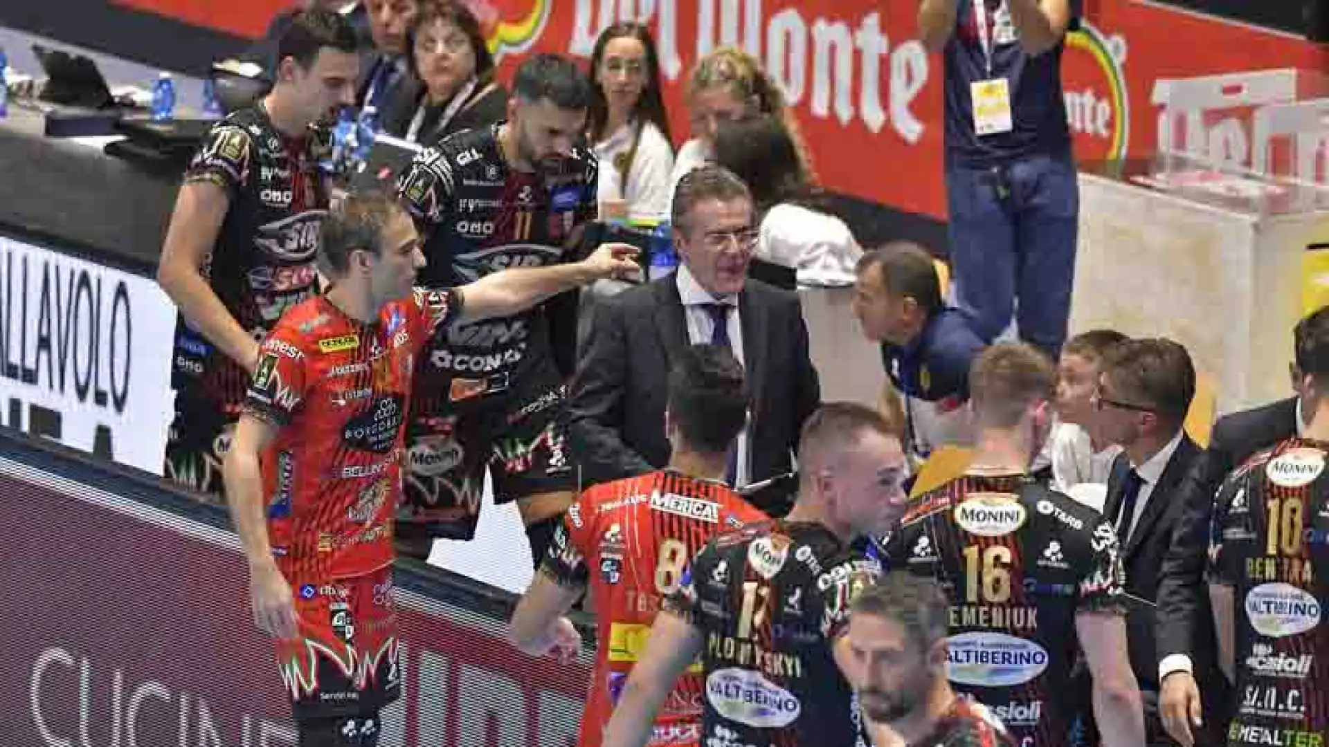 Poi dal secondo set, con Ben Tara e Plotnytskyi subentrati dalla panchina, la squadra prende ritmo e sincronismi di gioco.