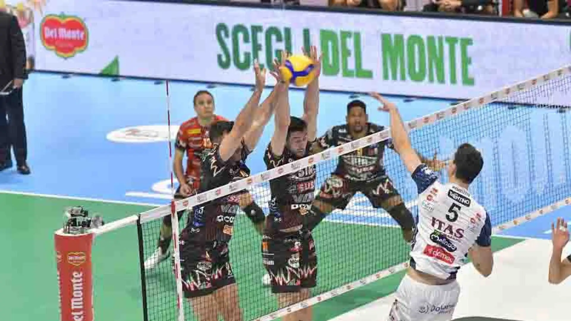 Primo set come detto molto difficile per i bianconeri di Angelo Lorenzetti che pagano il 9-1 iniziale e non riescono a rientrare.
