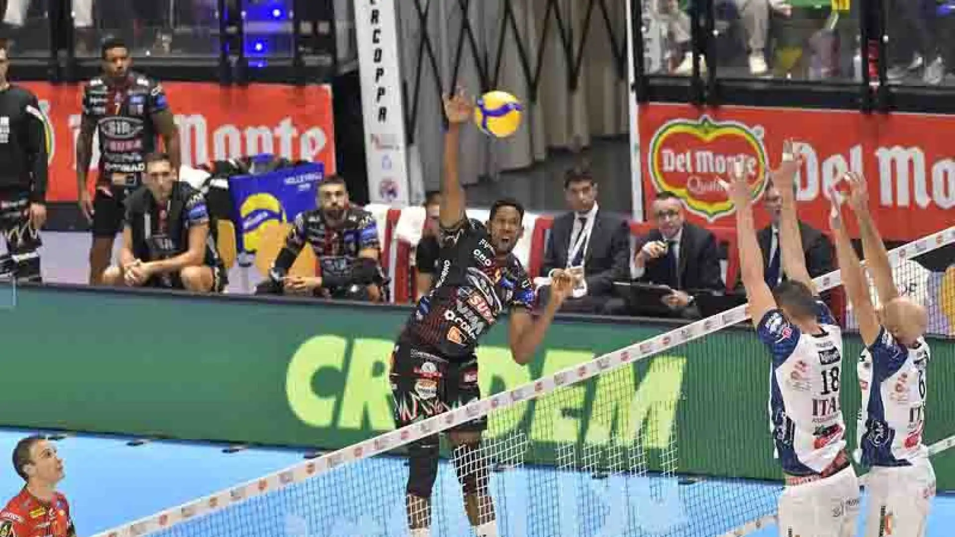 Perugia conquista in volata secondo e terzo parziale, nel quarto invece alza subito i giri del motore e lo conduce con autorità fino all’errore finale al servizio di Michieletto che spedisce i Block Devils in finale.