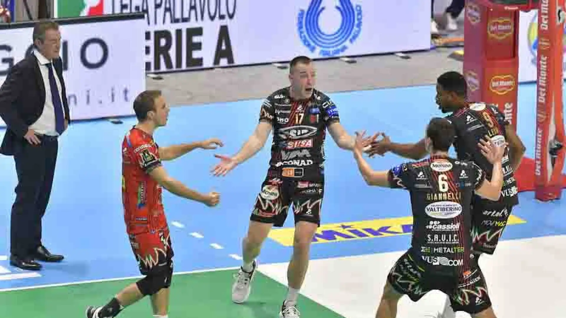 Dai nove metri in particolare arrivano gli strappi determinanti nel finale di terzo set con Plotnytskyi e Leon e nella fase centrale del quarto ancora con il capitano bianconero.