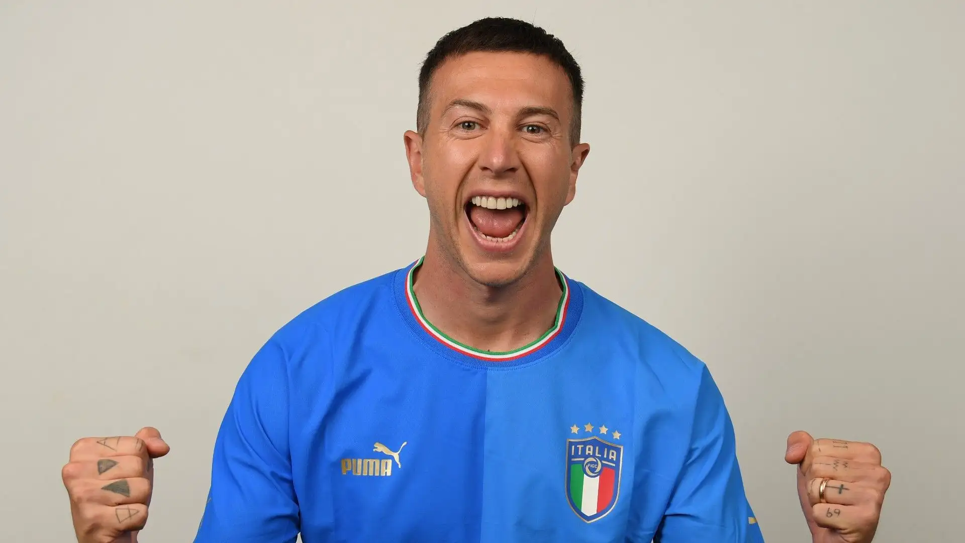In Italia l'attaccante ha giocato anche per Fiorentina e Crotone
