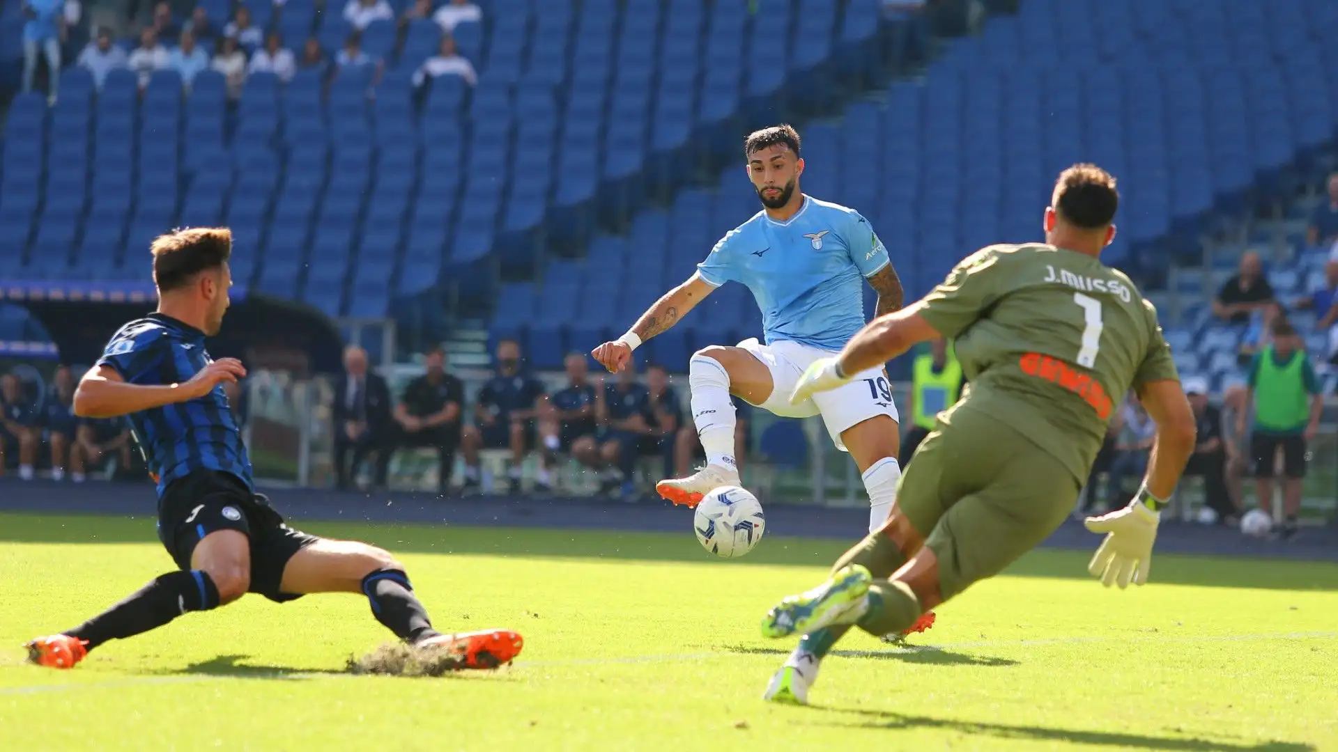 I biancocelesti sono andati in vantaggio al 4' con l'autogol di De Ketelaere e hanno raddoppiato poco dopo grazie a Castellanos
