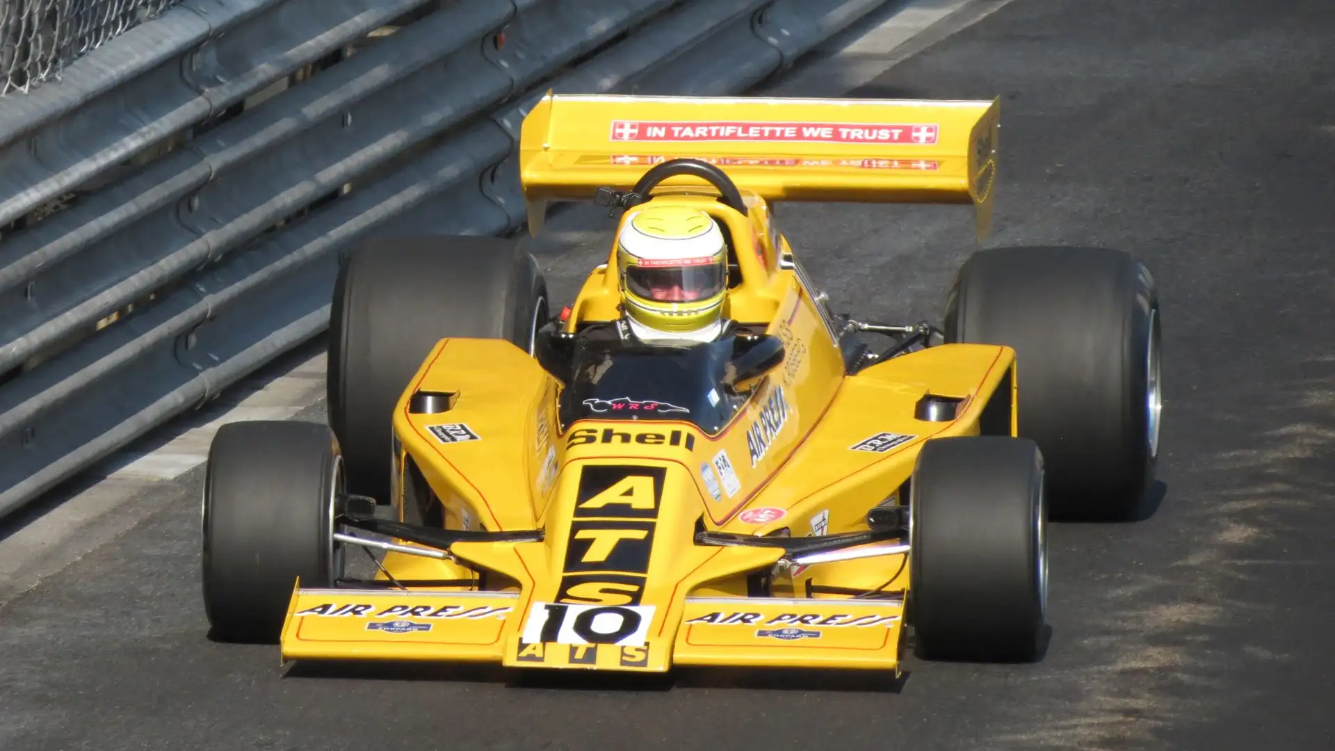 Entrarono nell'abitacolo, tra gli altri, Jochen Mass e il futuro campione del mondo Keke Rosberg