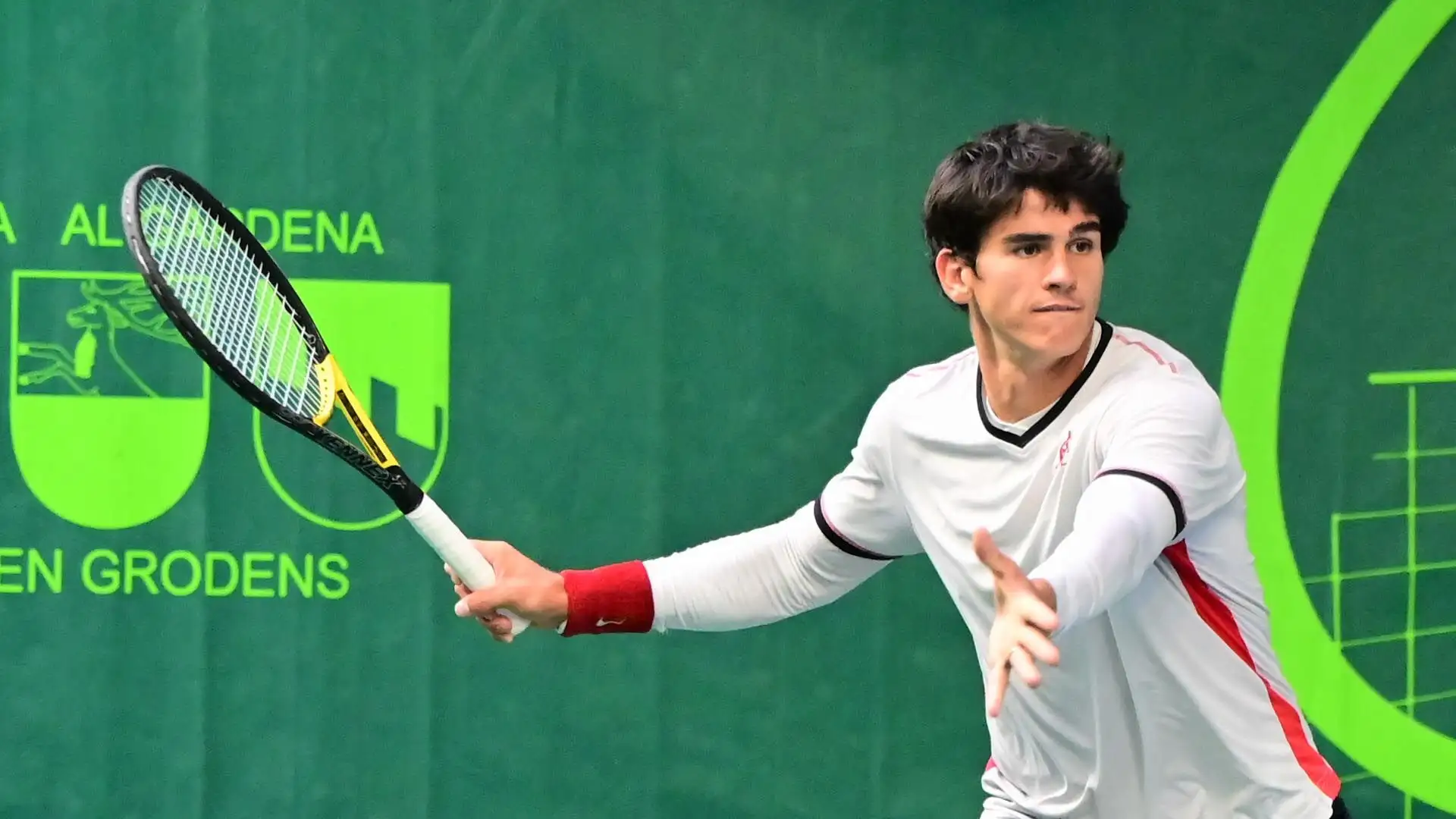 Il primo step del colpo della risposta al servizio consiste nell’avanzare in direzione del campo da tennis ed effettuare lo split step.