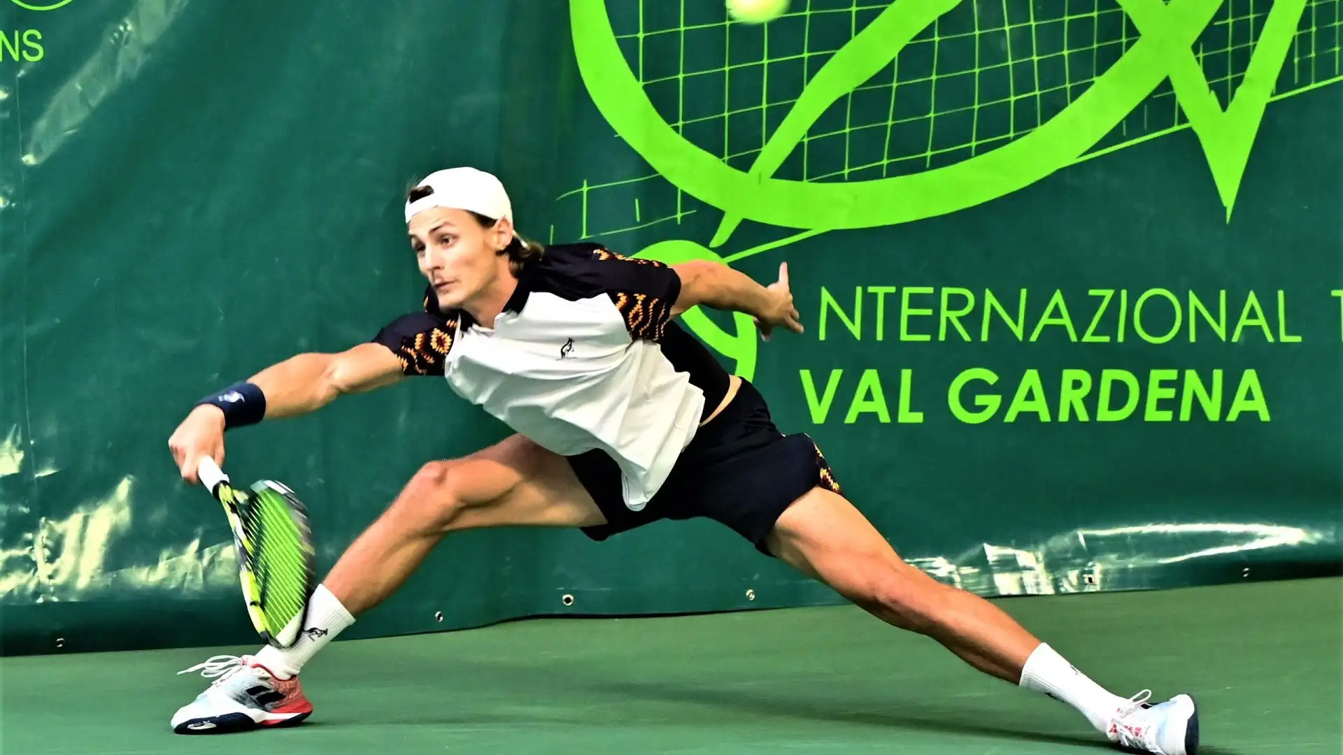 il secondo step del movimento della risposta al servizio prevede di uscire con il piede fuori, girare le spalle lateralmente e quindi portare la racchetta da tennis indietro.