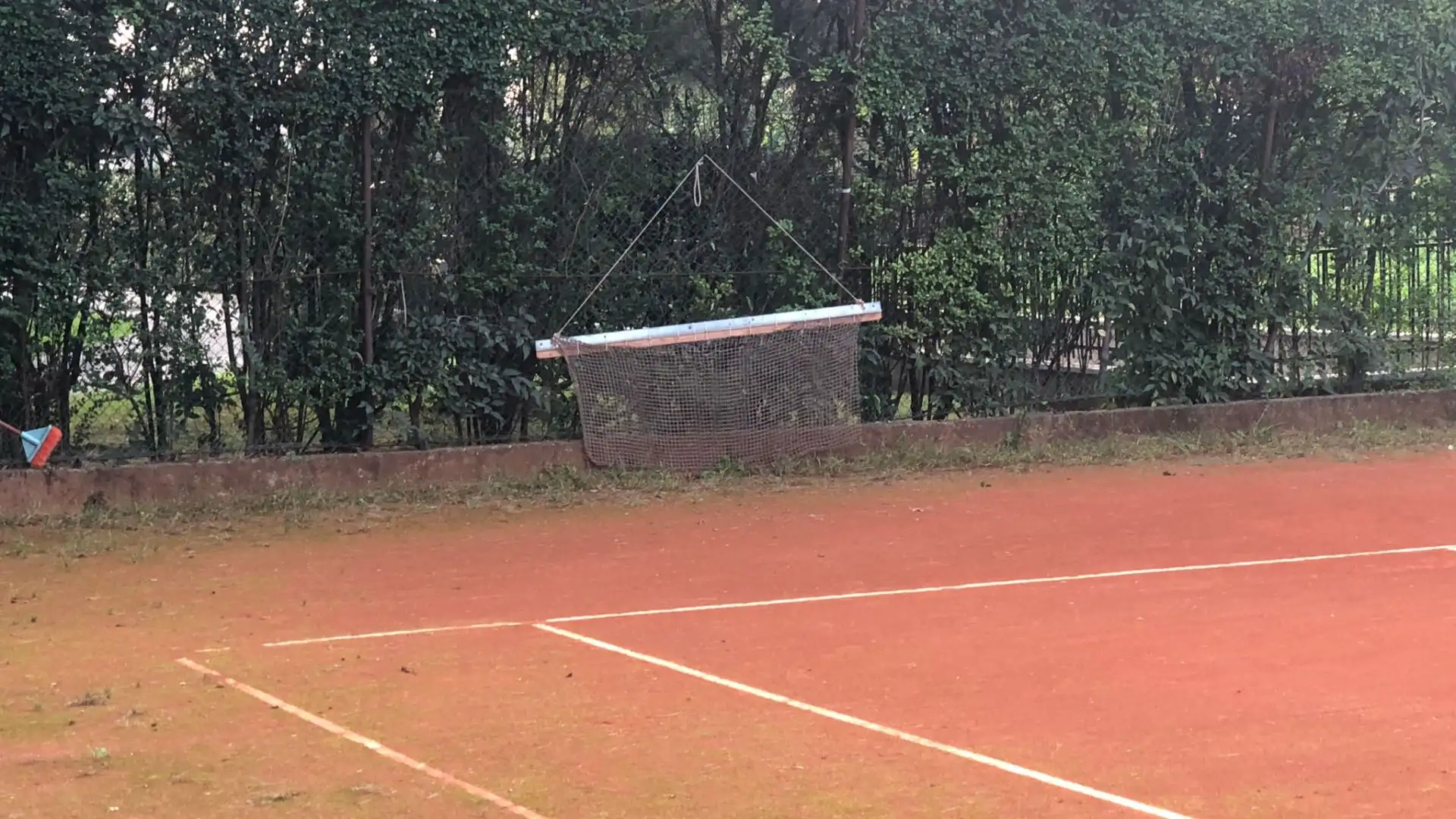 Per poter usufruire della potenza supplementare che la terra rossa le conferisce, i giocatori lanciano colpi forti, con topspin.