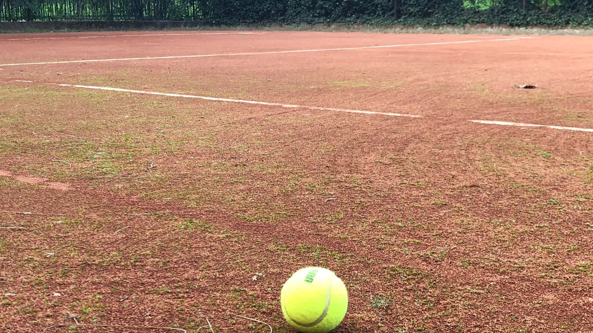 Essenzialmente, ci sono due modi per farlo. Il primo è prima che i tennisti colpiscano la palla; quando corrono nella sua direzione, scivolano, ritrovano l’equilibrio e poi colpiscono. 