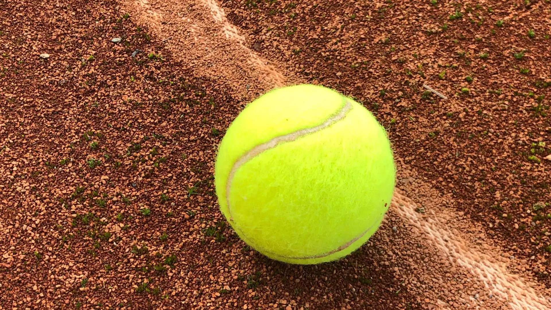 Il secondo è dopo che i tennisti colpiscono la palla, quando sono costretti a colpirla senza fermarsi, poi scivolano per sgommare, cambiare direzione e tornare velocemente alla posizione precedente.
