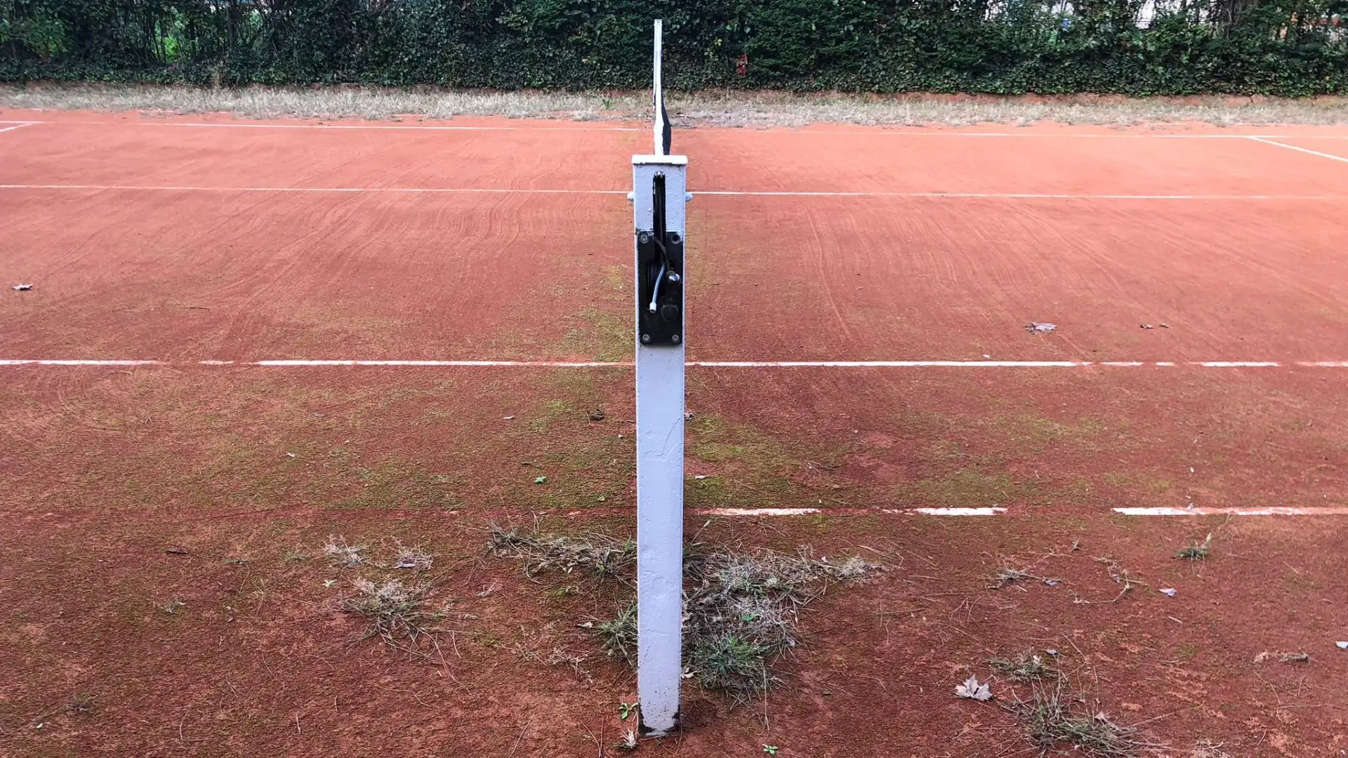 Sulla terra rossa, la maggiore potenza dei colpi tirati dal fondocampo li costringe a correre in avanti per colpire la palla in controbalzo, o da dietro per compensarne il rimbalzo.