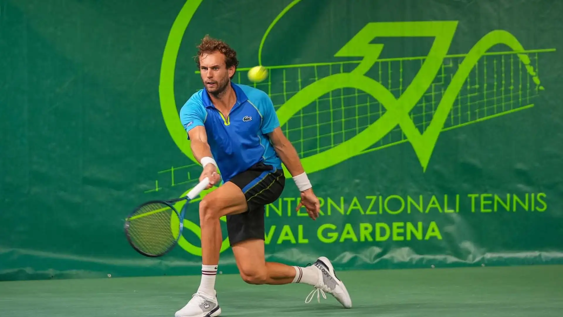 L’impatto ideale del power tennis moderno risulta essere quasi al livello del torace.