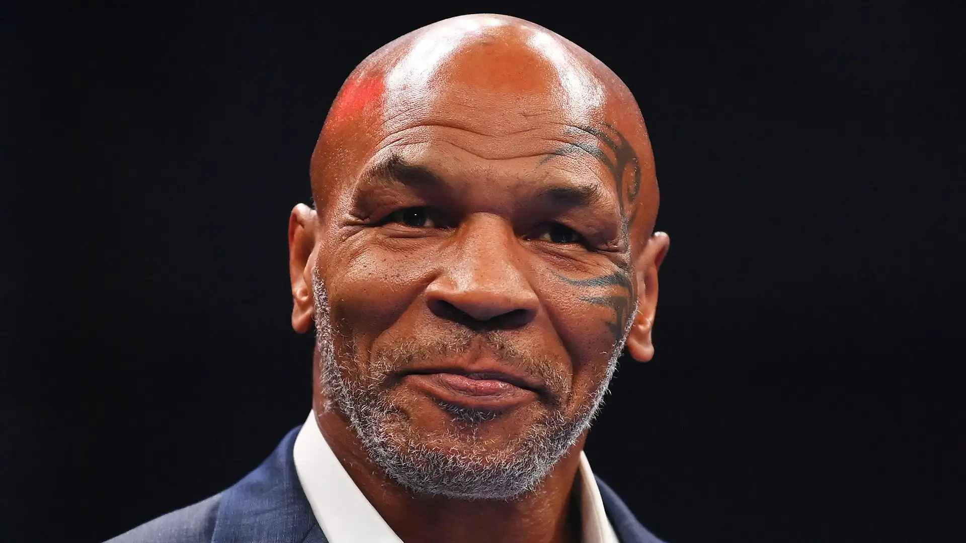 A seguire il match anche il campione dei massimi Mike Tyson, che ha allenato Ngannou per l'evento