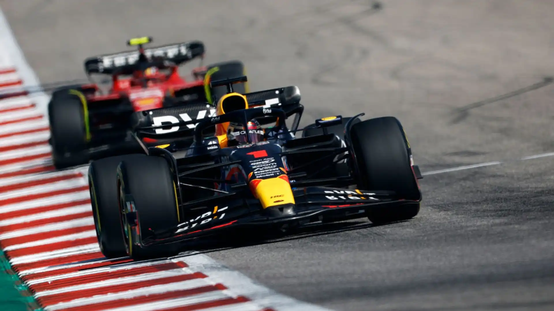 Max Verstappen fa 50, Charles Leclerc crolla