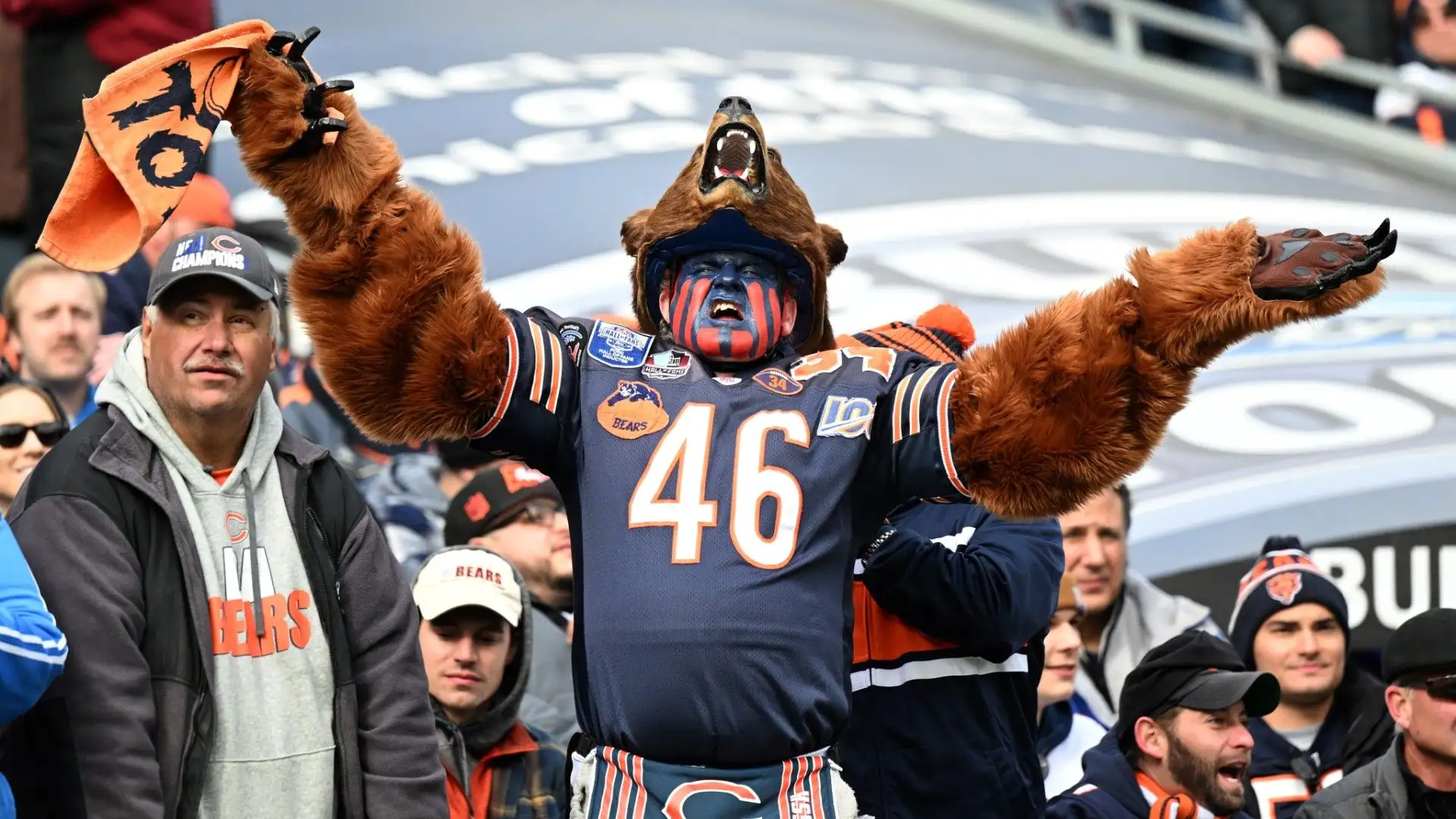 Questo curioso fan è un tifoso dei Chicago Bears

