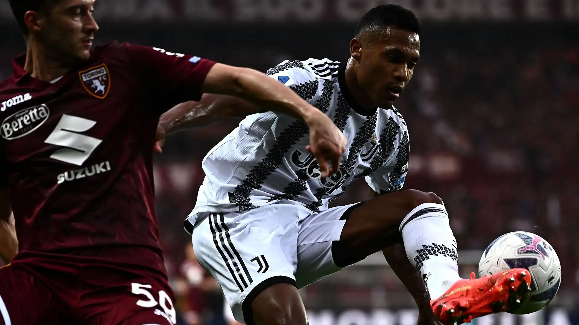 Alex Sandro è stato acquistato dalla Juventus nel 2015 per 28 milioni di euro
