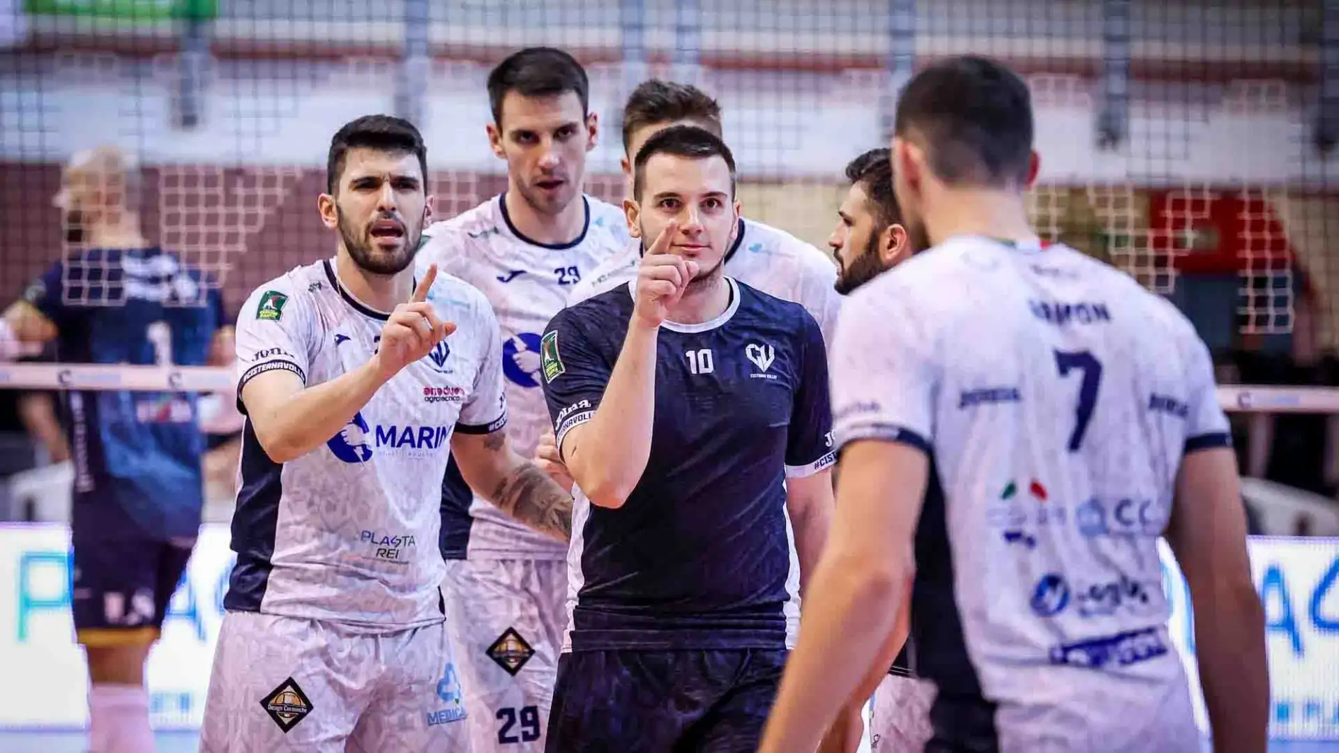 Coach Roberto Piazza si trova così a dover rinunciare alla diagonale titolare palleggiatore-opposto, visto che Porro non è ancora al top dopo il problema alla coscia.