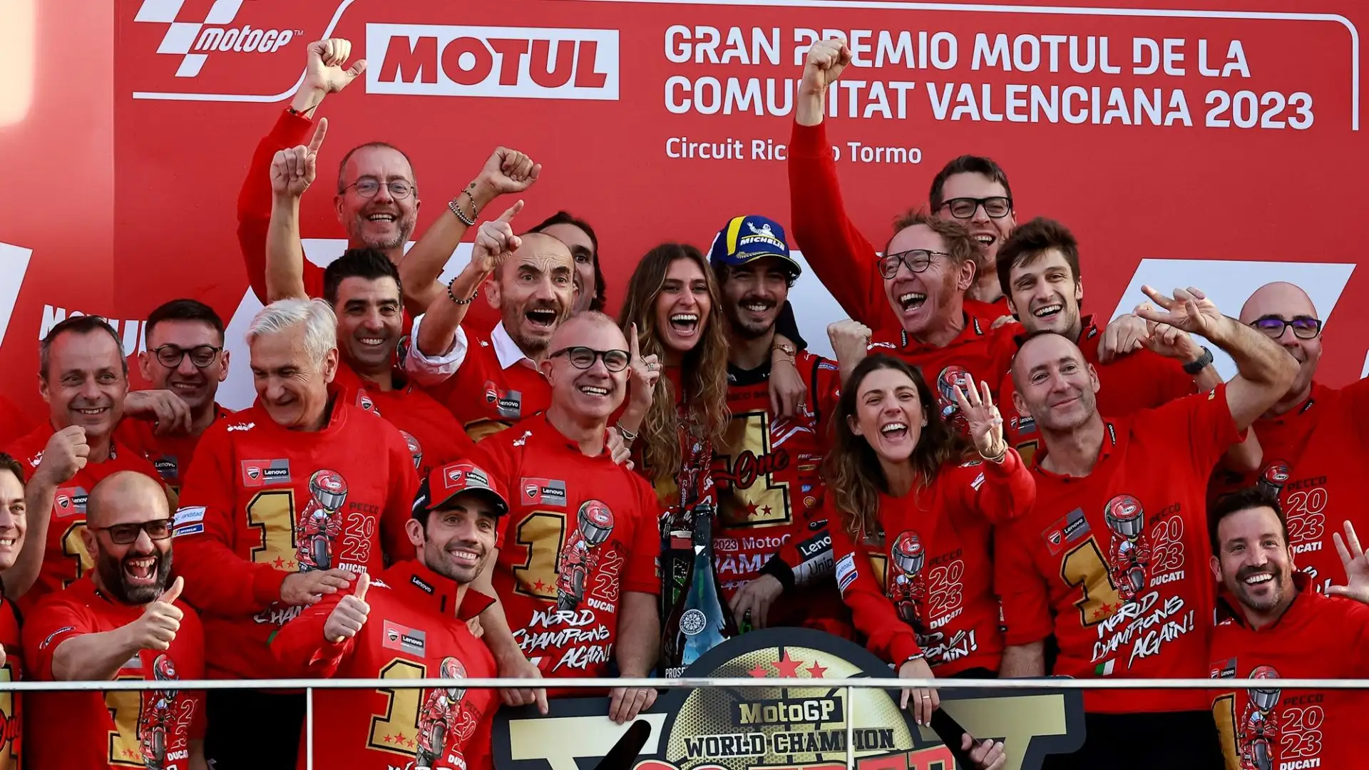 Con Bagnaia festeggia anche il team Ducati, e la sorella di Pecco, Carola
