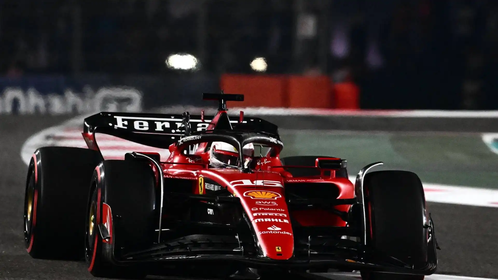 Charles Leclerc il più veloce nelle seconde libere ad Abu Dhabi. Carlos Sainz di nuovo a muro