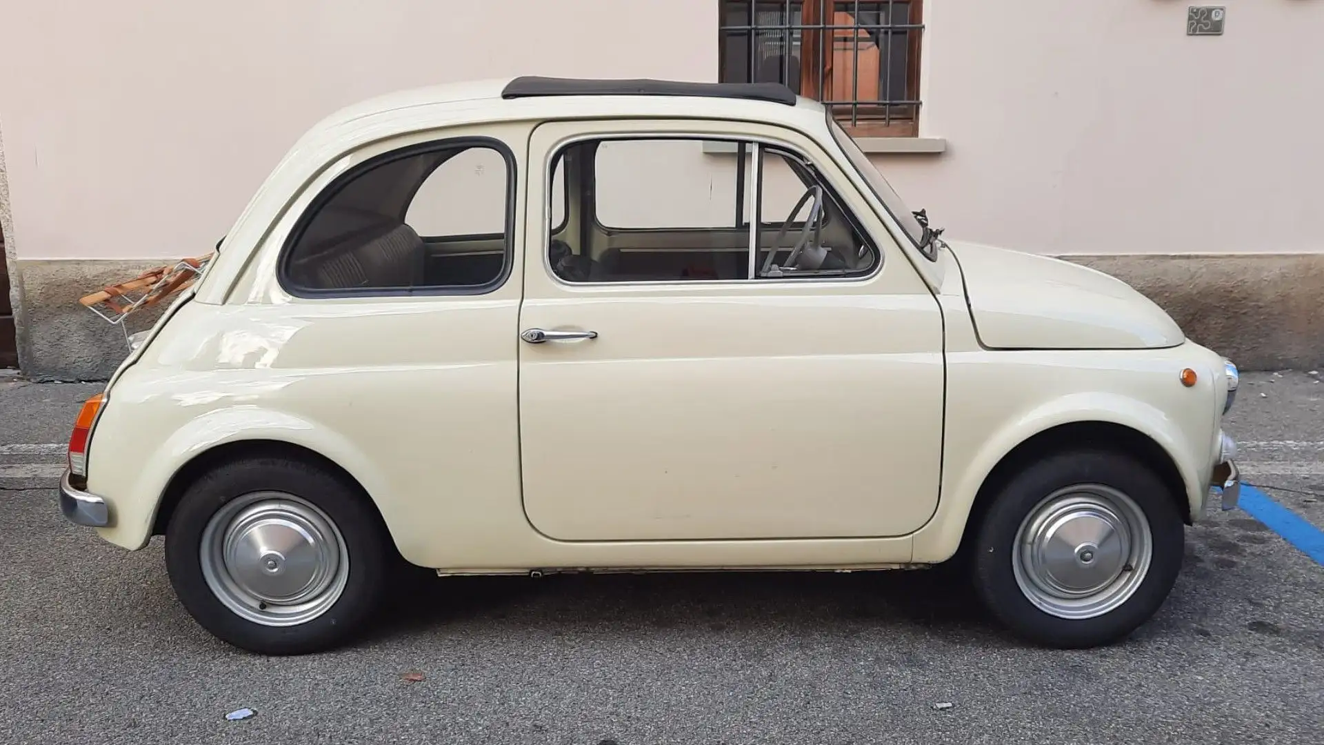 Vennero messe in circolazione anche auto con il tetto apribile, come questa