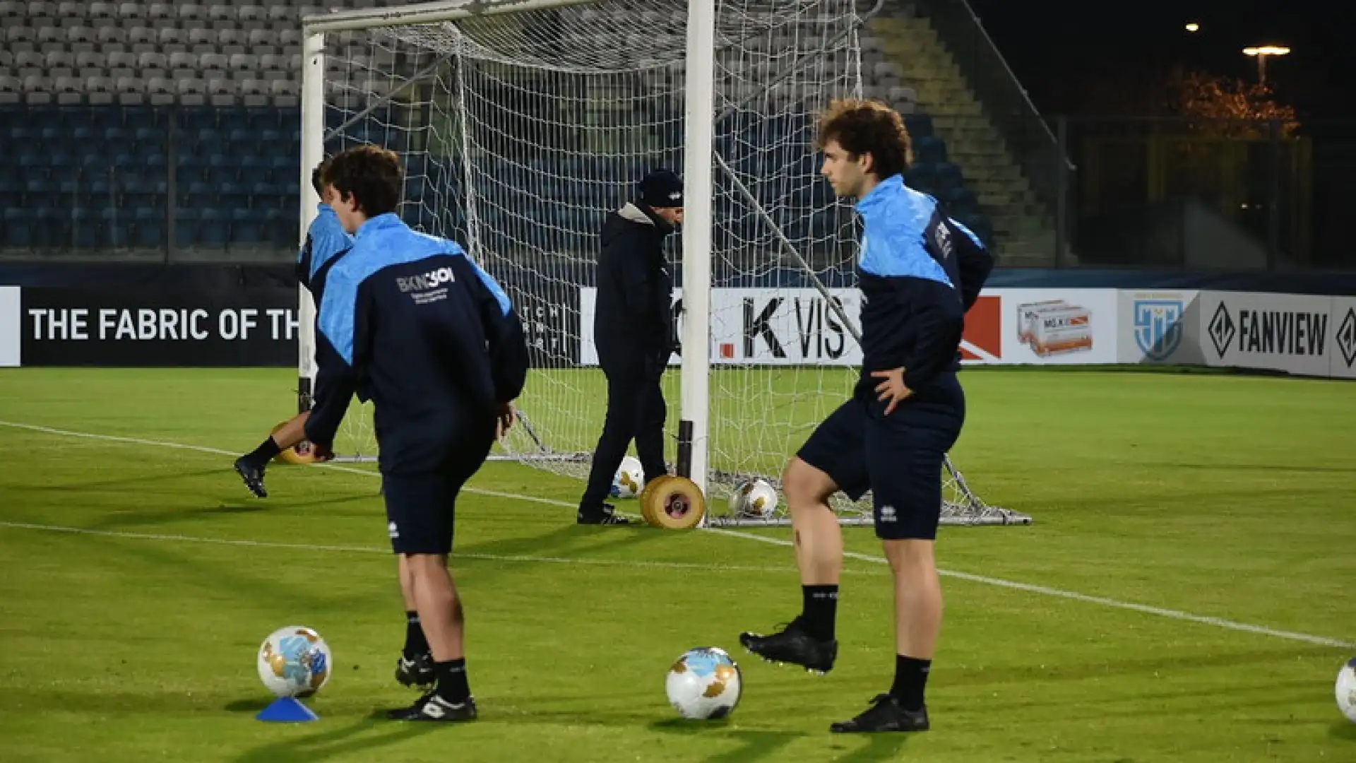La natura del pallone da calcio è caratterizzata da rimbalzi e flessibilità, il che lo rende talvolta scivoloso e richiede una conoscenza della sensazione che esso garantisce al contatto con il piede. 