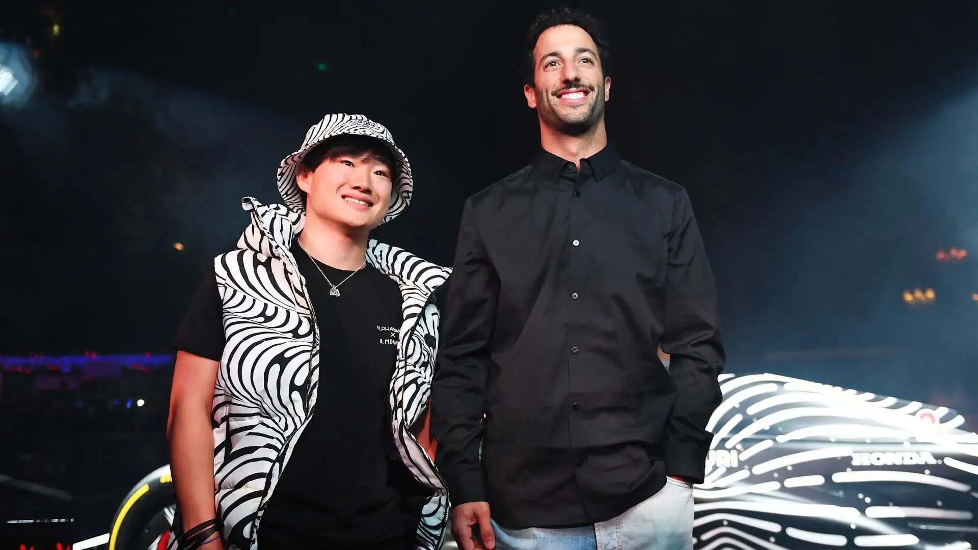 Lo stesso Tsunoda si è presentato con gilet e cappellino ispirato alle opere dell'artista, sotto lo sguardo divertito di Ricciardo